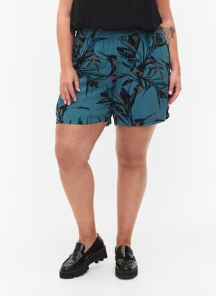 Loose-fitting shorts in viscose, Sea Pine Leaf, Model image number 2
