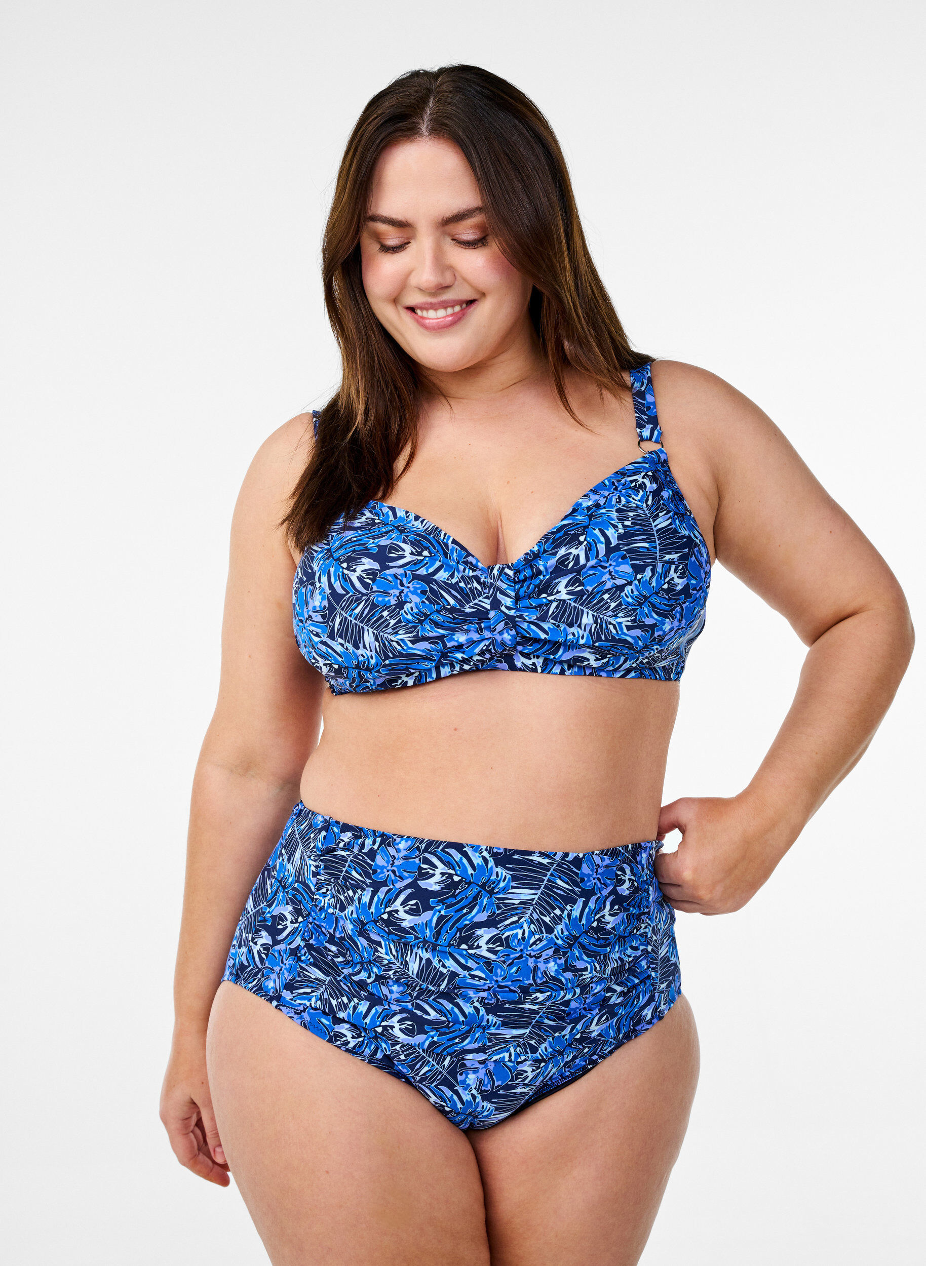 High-waisted bikini bottoms with pattern, Blue, Model