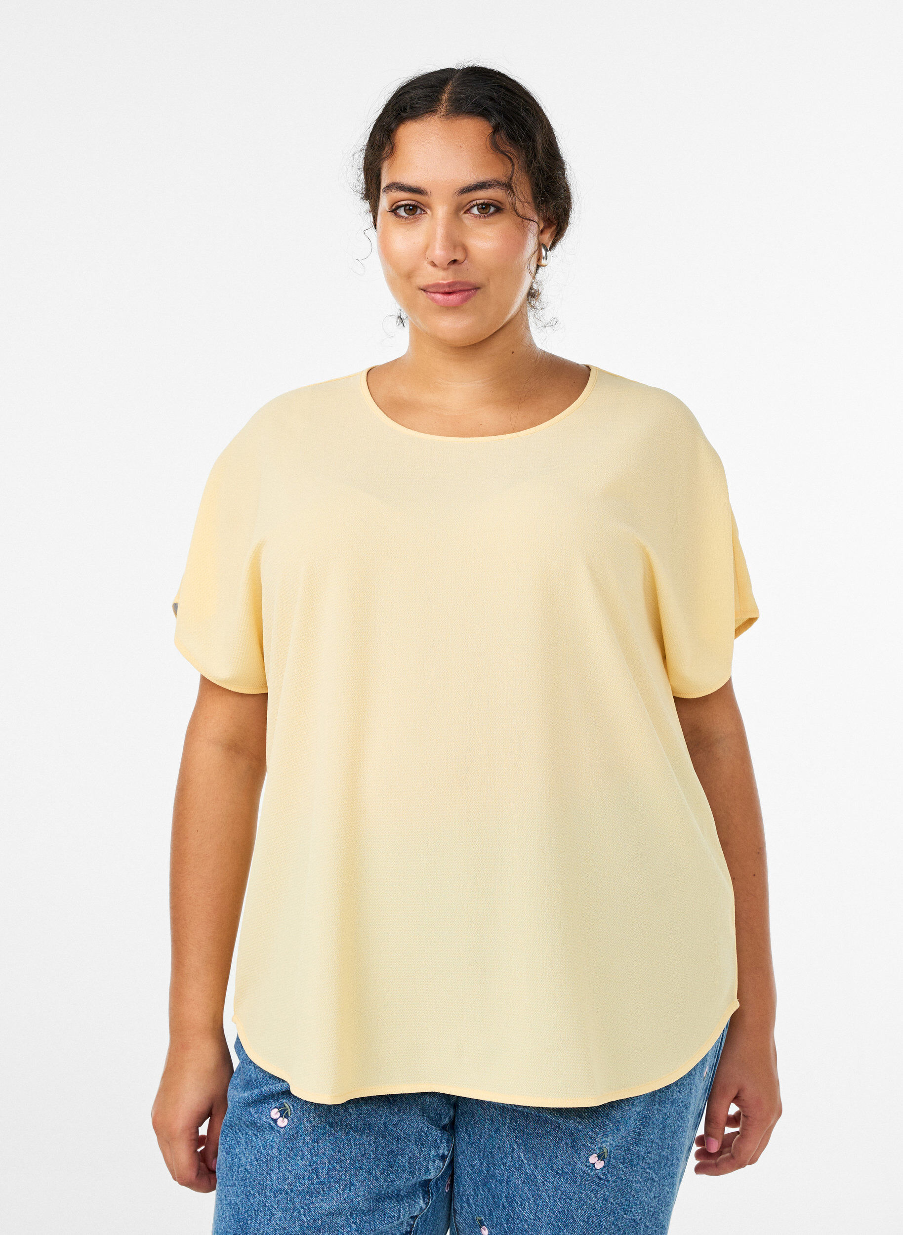 Blouse with short sleeves and a round neckline, Yellow, Model