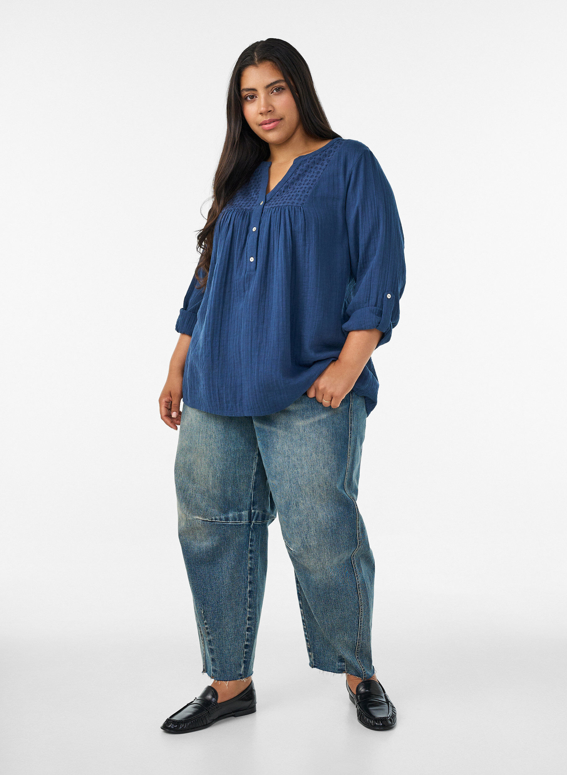 ZizzifashionBlouse in cotton muslin with broderie anglaise, Blue, Model image number 1