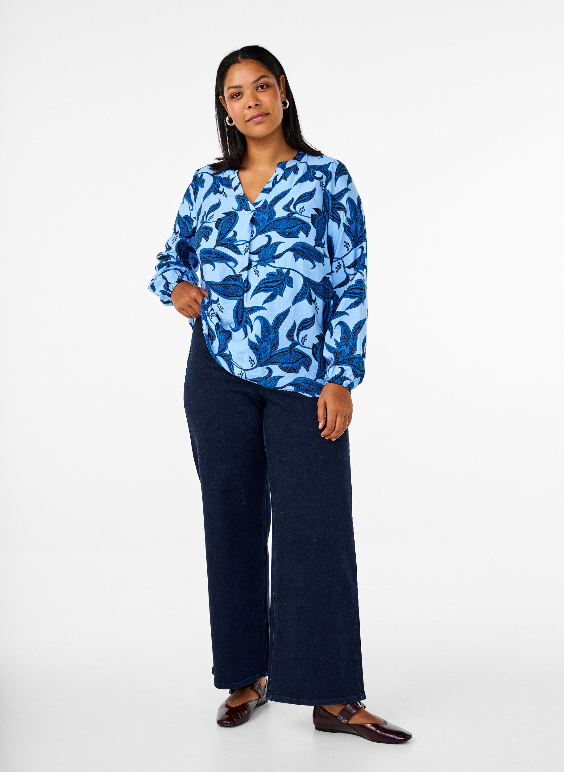Zizzifashion Long-sleeved paisley print blouse with a v-neck, Blue Paisley AOP, Model image number 2