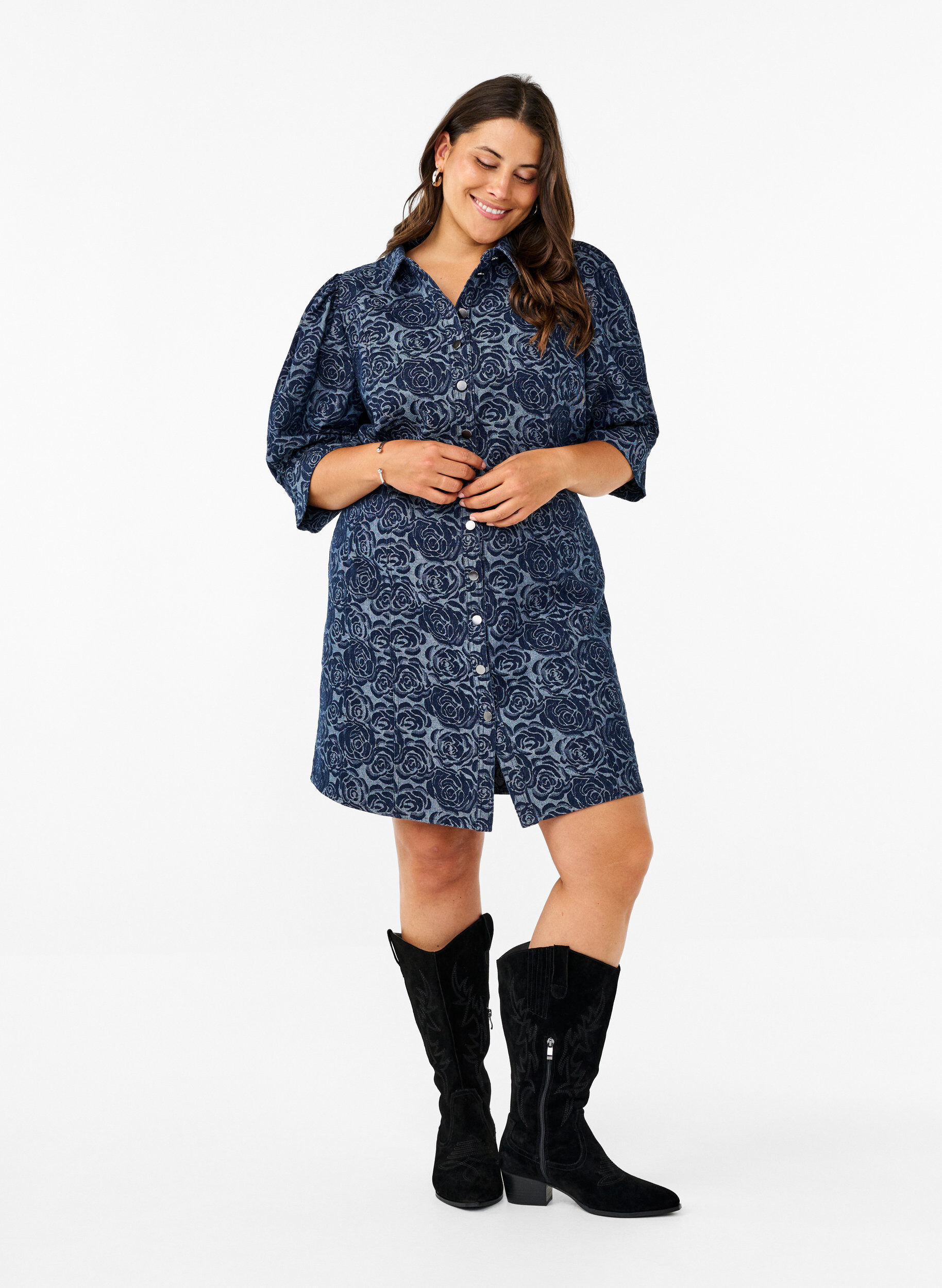 Zizzifashion Short denim shirt dress with rose pattern, Denim Rose AOP, Model image number 2