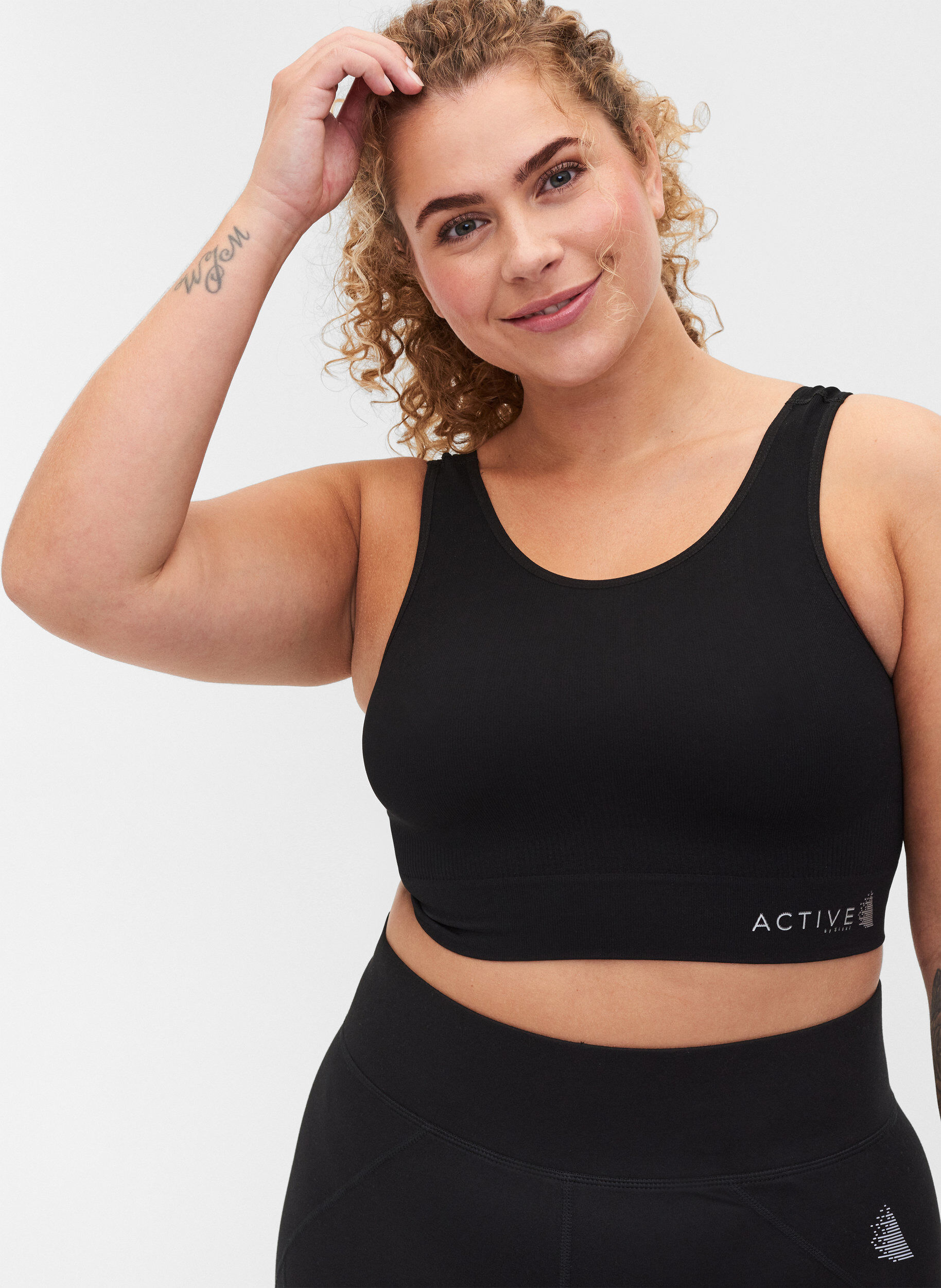 Zizzifashion Plain crossback sports bra, Black, Model image number 2