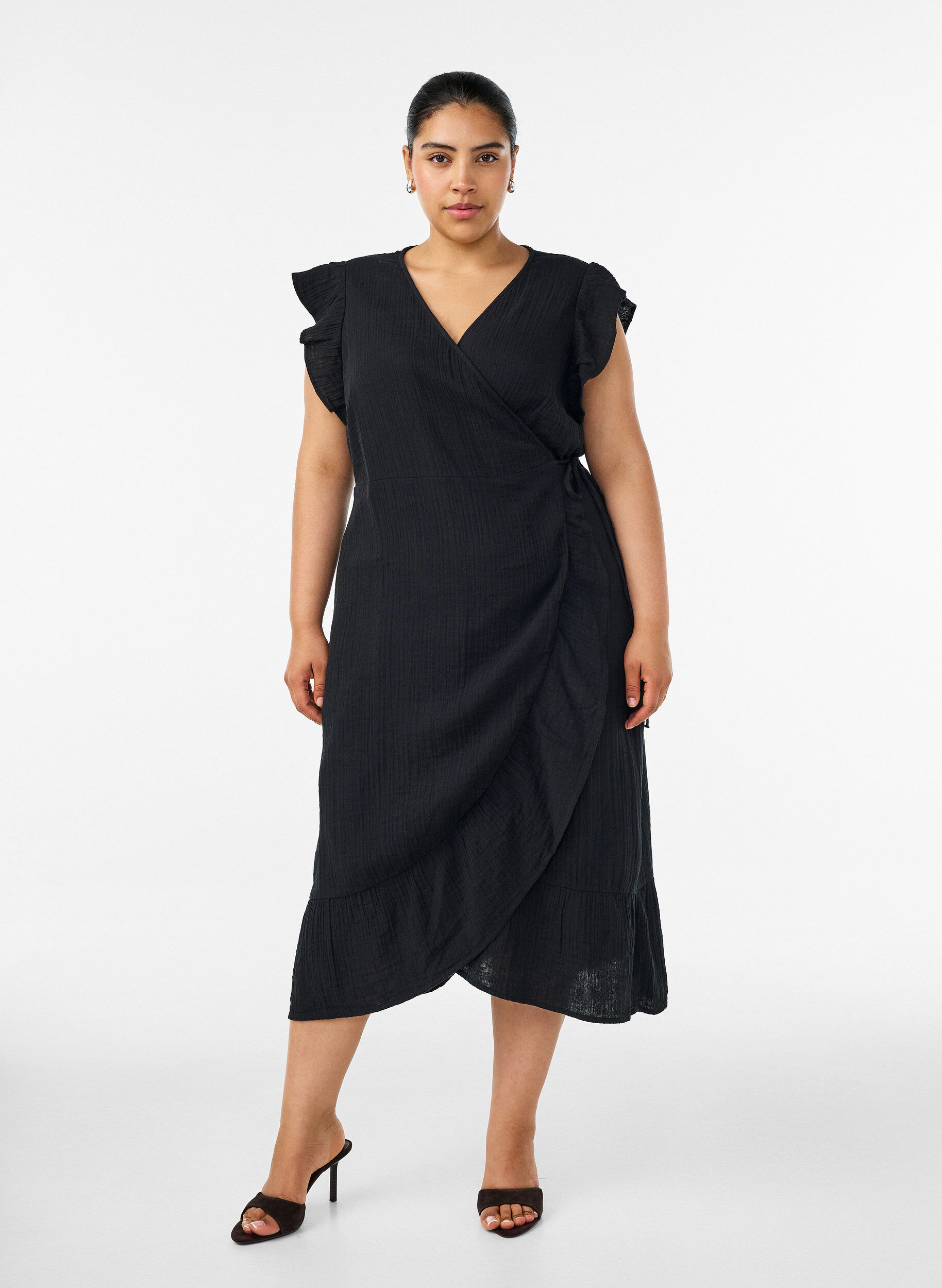 Wrap dress in cotton muslin with ruffles, Black, Model