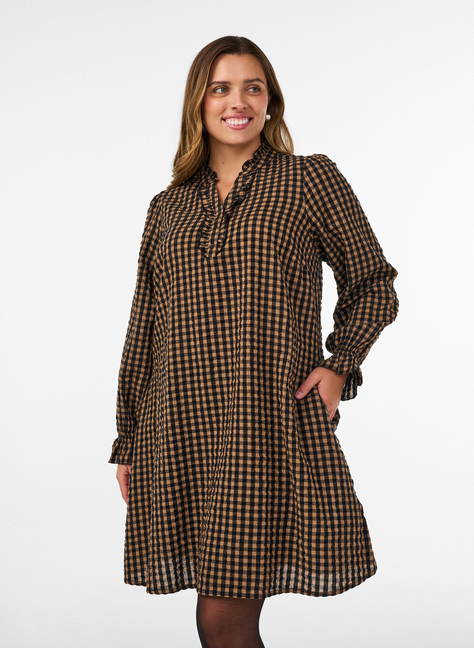 Checked cotton dress with ruffle details, Brown, Model