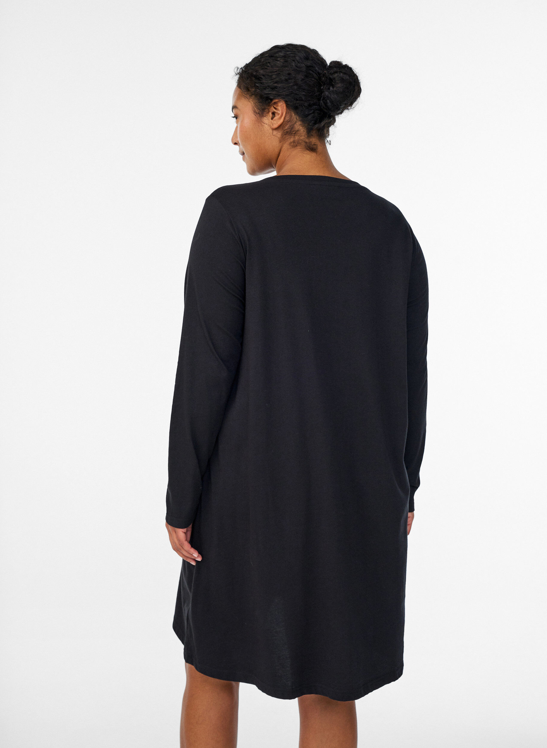 Zizzifashion Long-sleeved nightgown in organic cotton, Black, Model image number 2