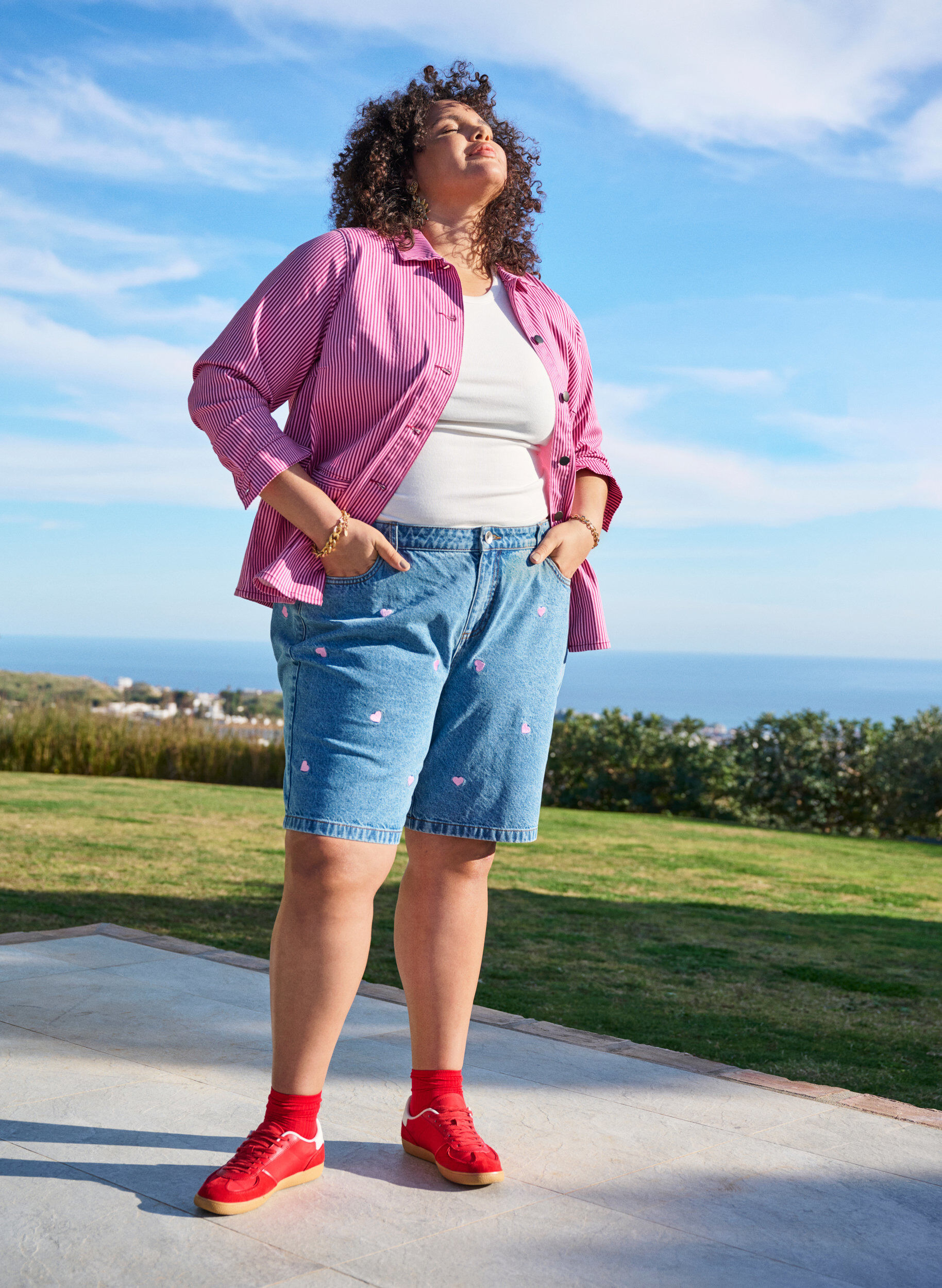 Zizzifashion High-waist denim shorts with embroidered hearts, Light Blue, Image image number 0