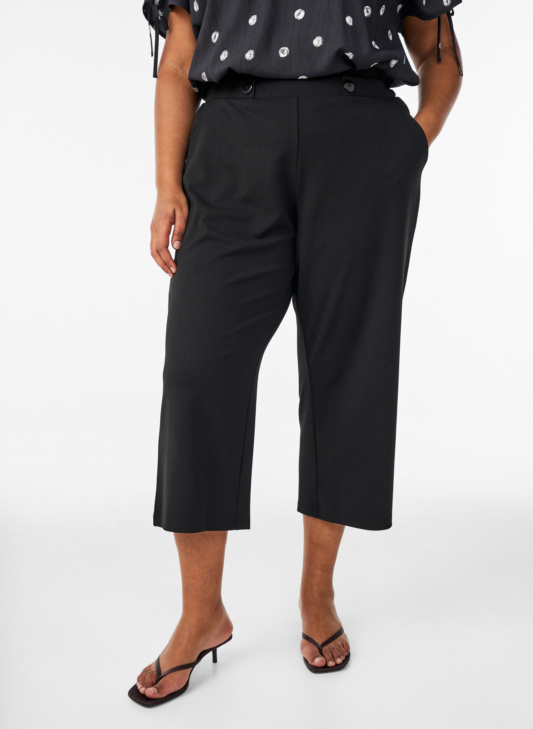 Ankle length trousers with loose fit, Black, Model