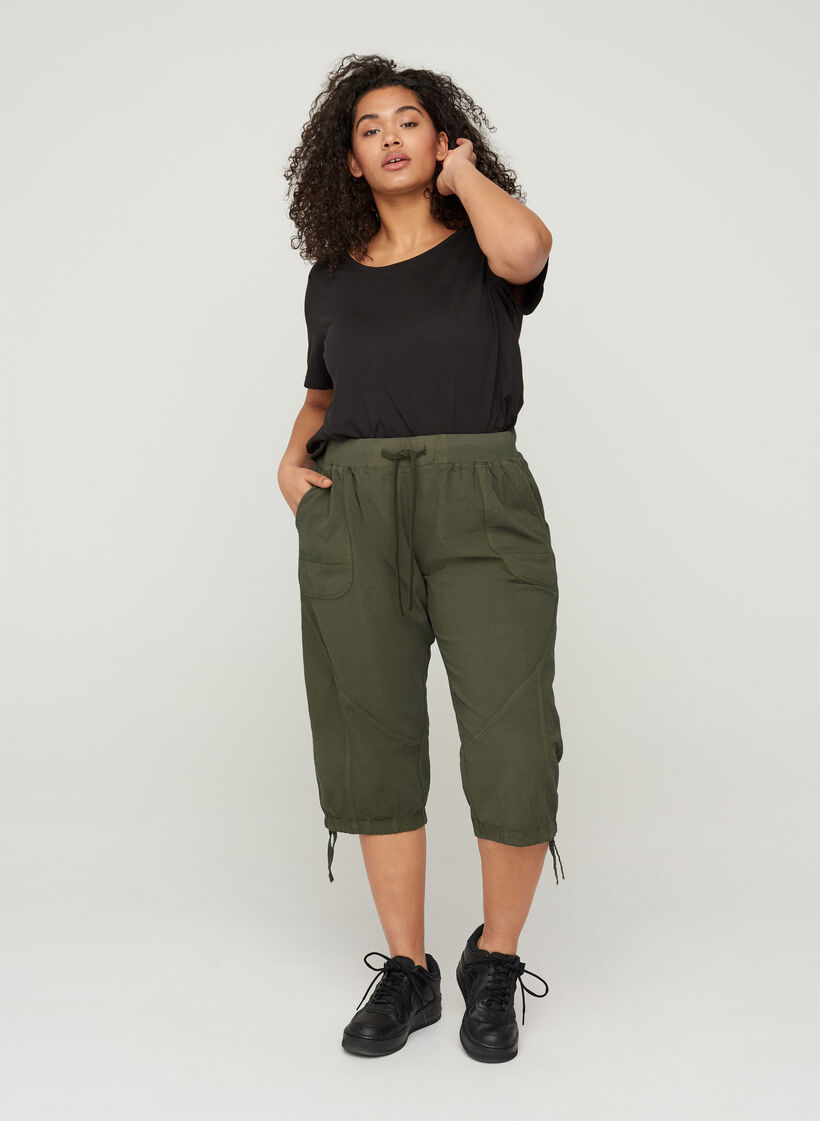 Loose cropped trousers in cotton, Ivy Green, Model