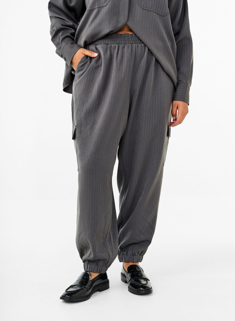 Trousers with cargo pockets and elasticated waist, Dark Grey, Model image number 2