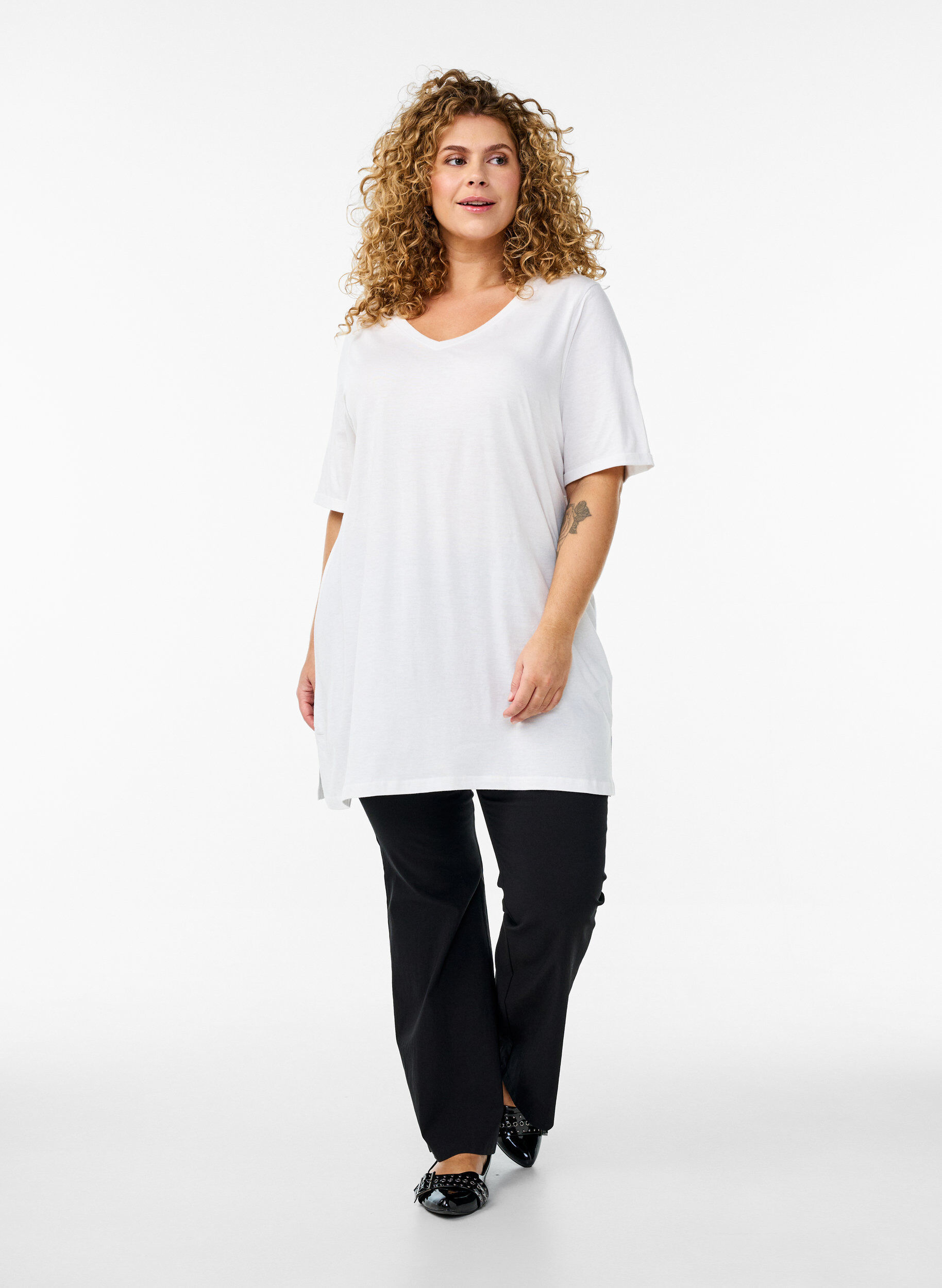 Zizzifashion Single colour oversized t-shirt with v-neck, White, Model image number 1