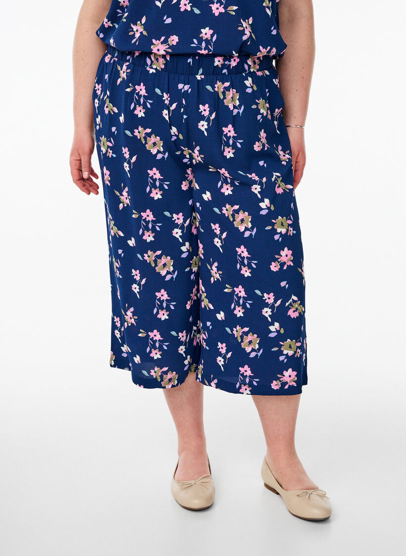 Culotte trousers with print, , Model image number 2