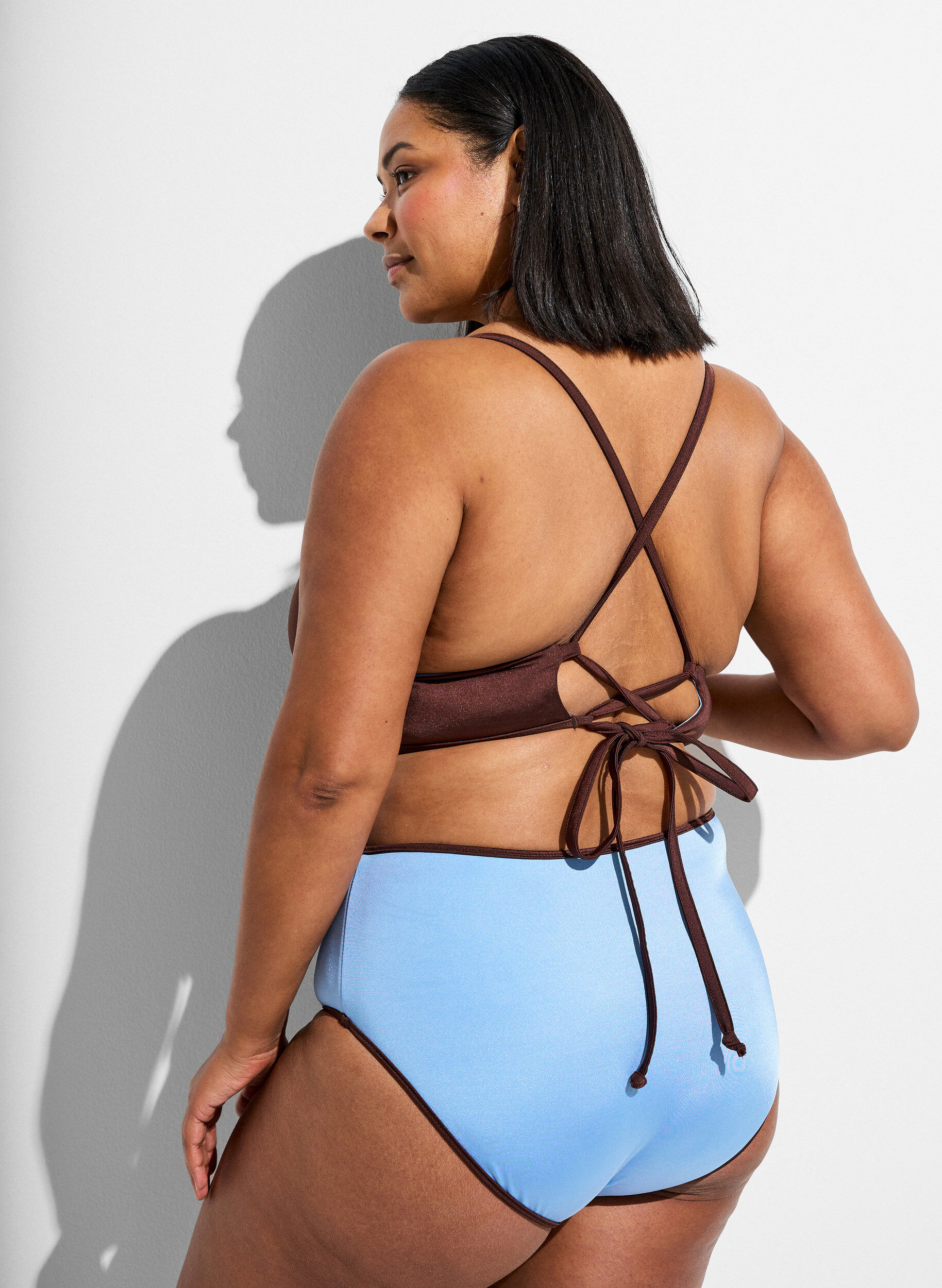 ZizzifashionReversible bikini top with V-neck and cross-back straps, Brown, Model image number 2