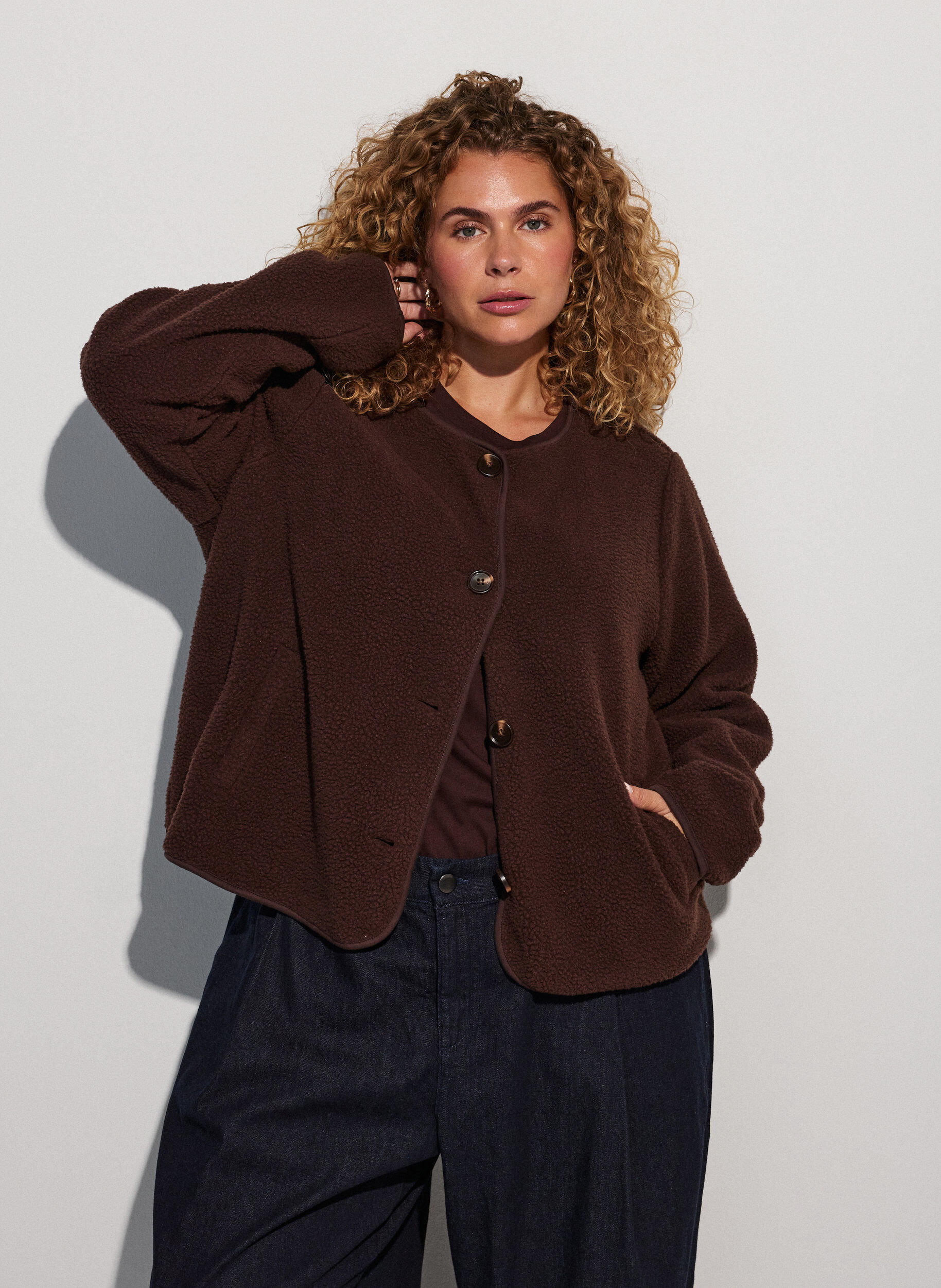 Teddy jacket with a round neck and buttons, Brown, Model