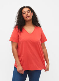 Short sleeve t-shirt with v-neckline, Cayenne, Model