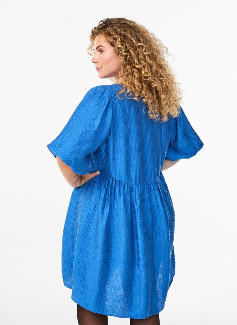 Short dress with texture and short balloon sleeves, Blue, Model image number 2