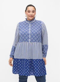 A-shape dress with patterns and cutlines, Blue AOP, Model