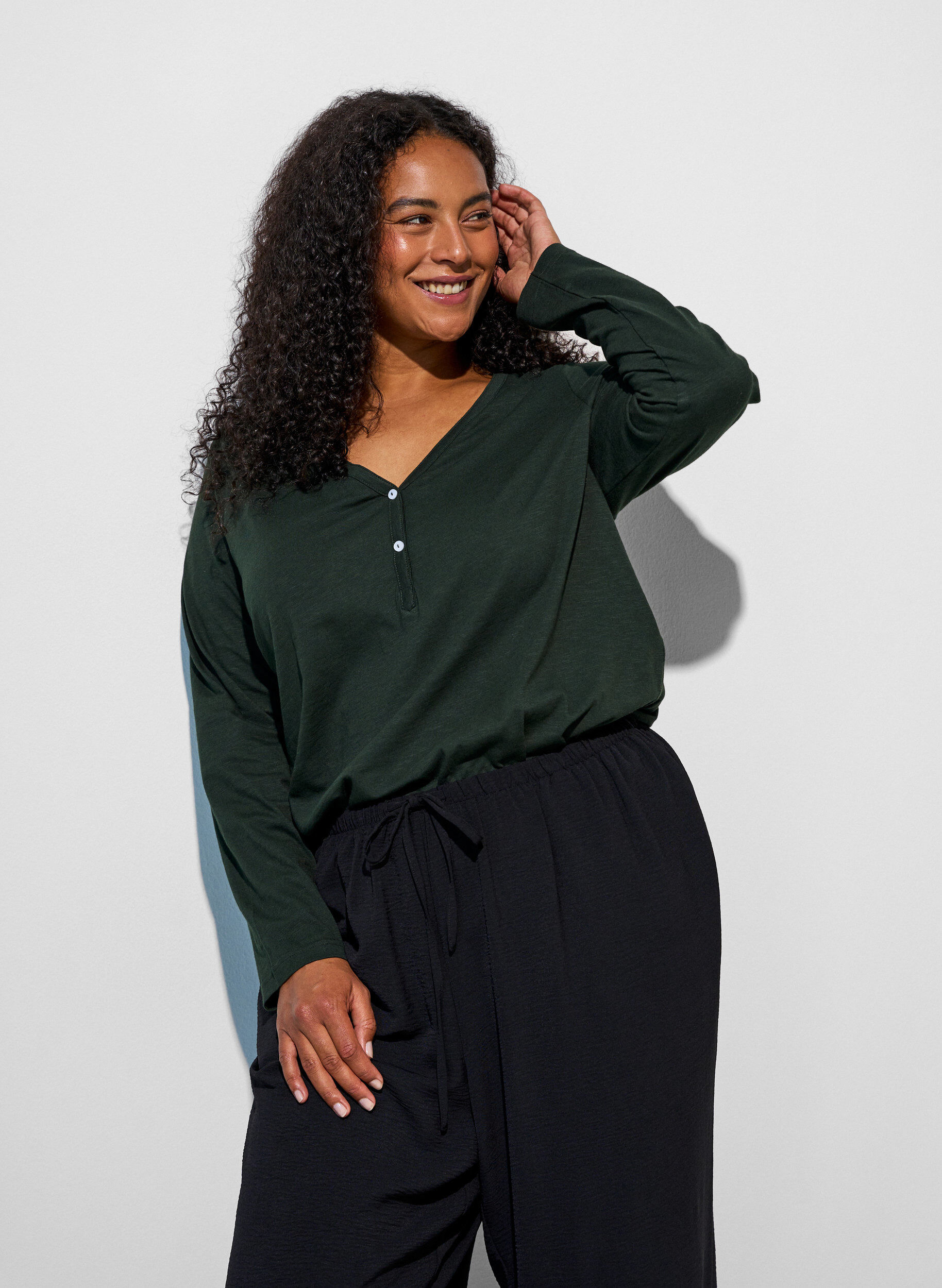 ZizzifashionLong-sleeved t-shirt with V-neck and buttons, Green, Model image number 0