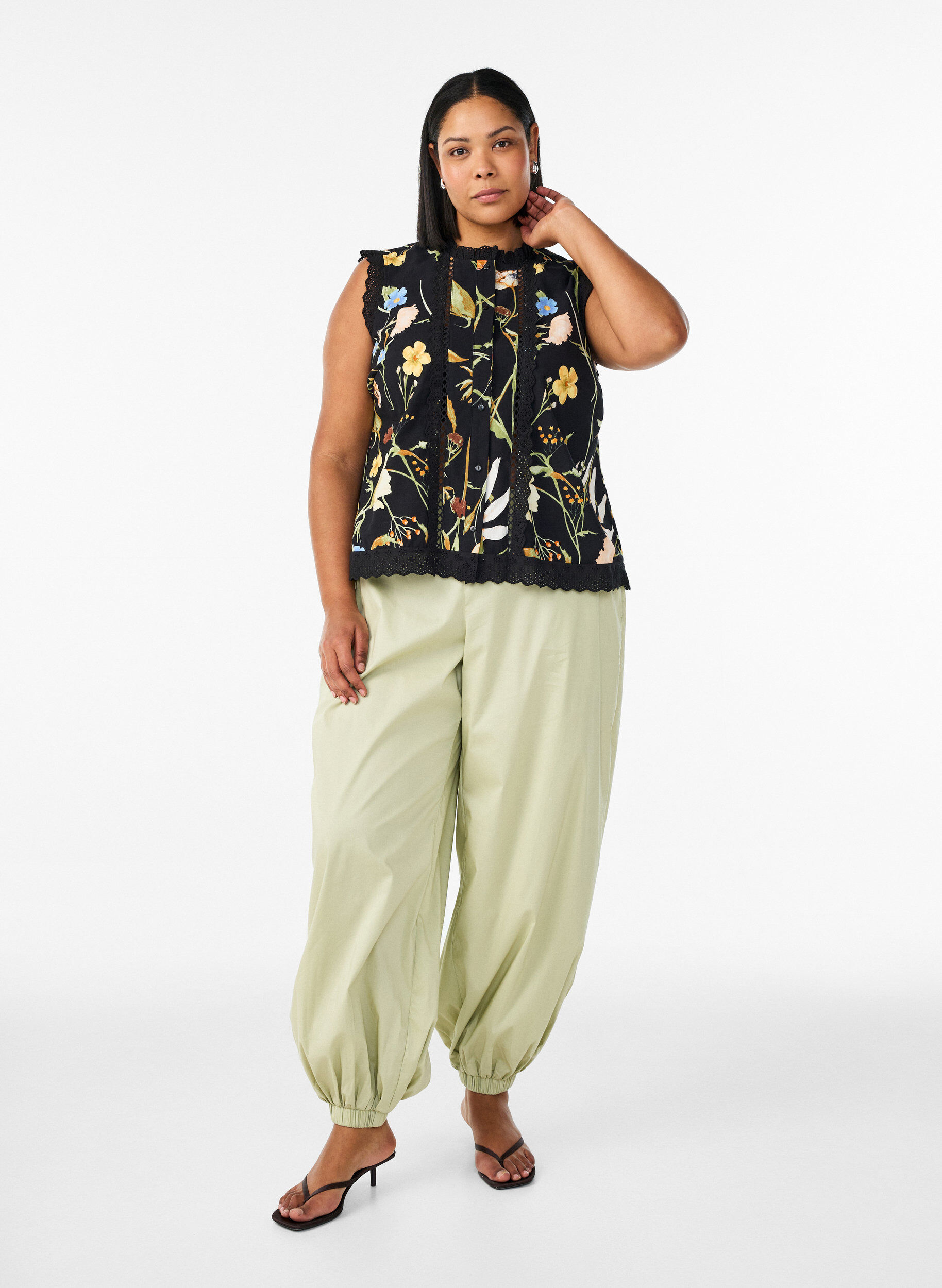 Zizzifashion Sleeveless cotton blouse with floral print and broderie anglaise, Black, Model image number 1