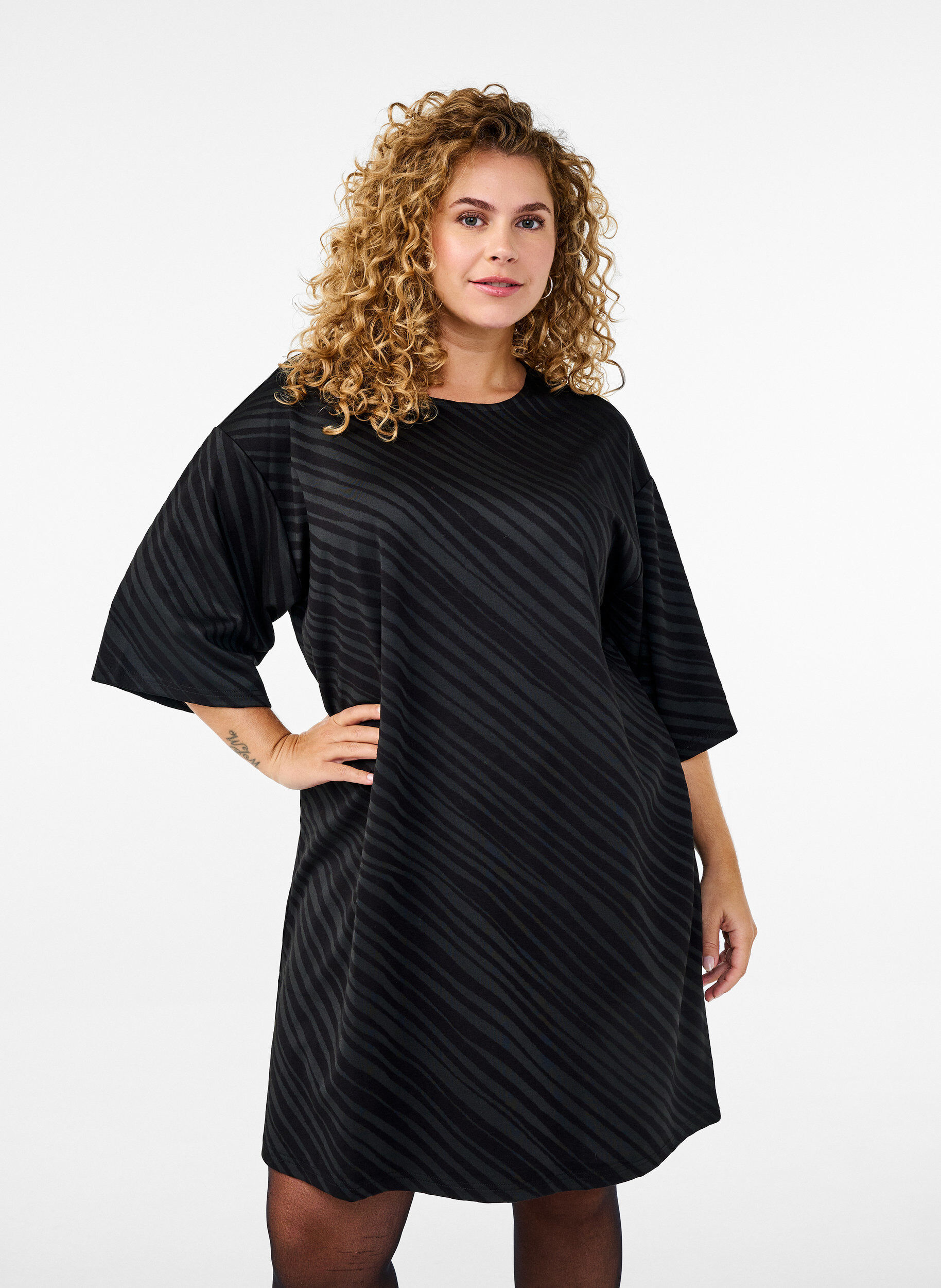 Zizzifashion Patterned dress with 3/4 sleeves, Black, Model image number 0