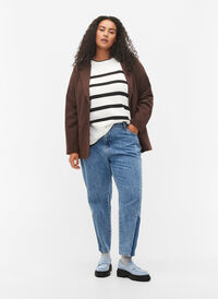 Cropped Mille mom jeans with colour-block, Blue denim, Model