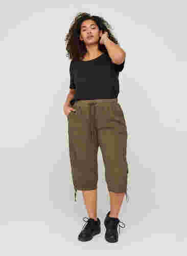 Loose cropped trousers in cotton, Ivy Green, Model image number 2