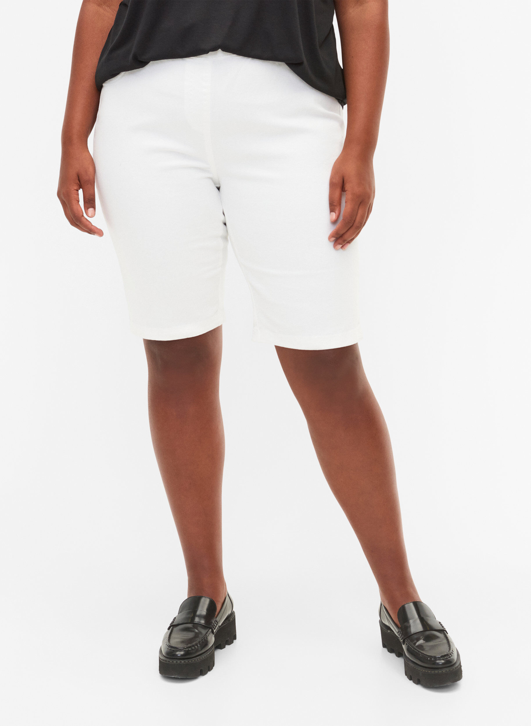 Zizzifashion Close-fitting shorts with back pockets, White, Model image number 2