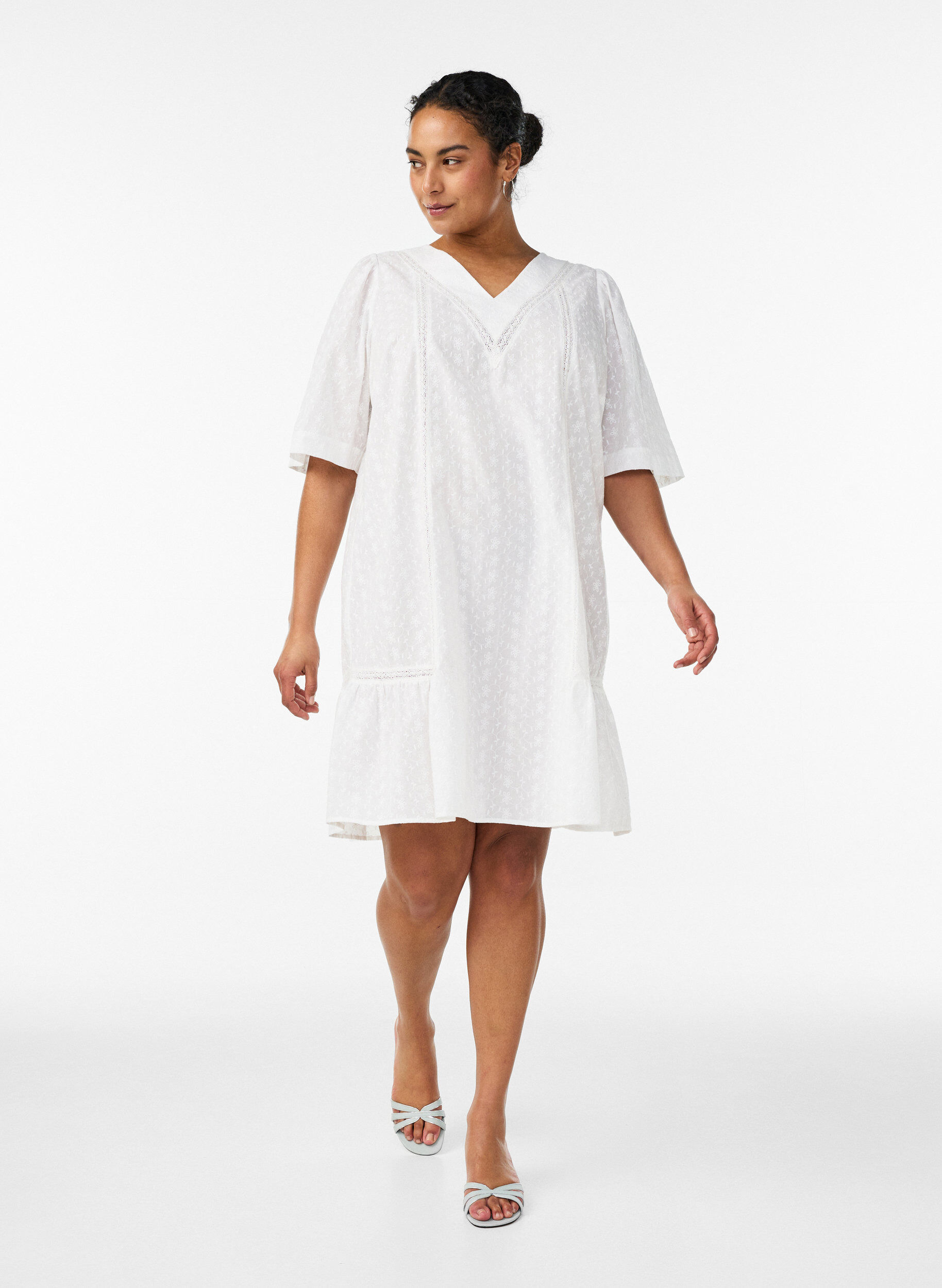 Zizzifashion Knee-length cotton dress with embroidery and a V-neck, White, Model image number 1