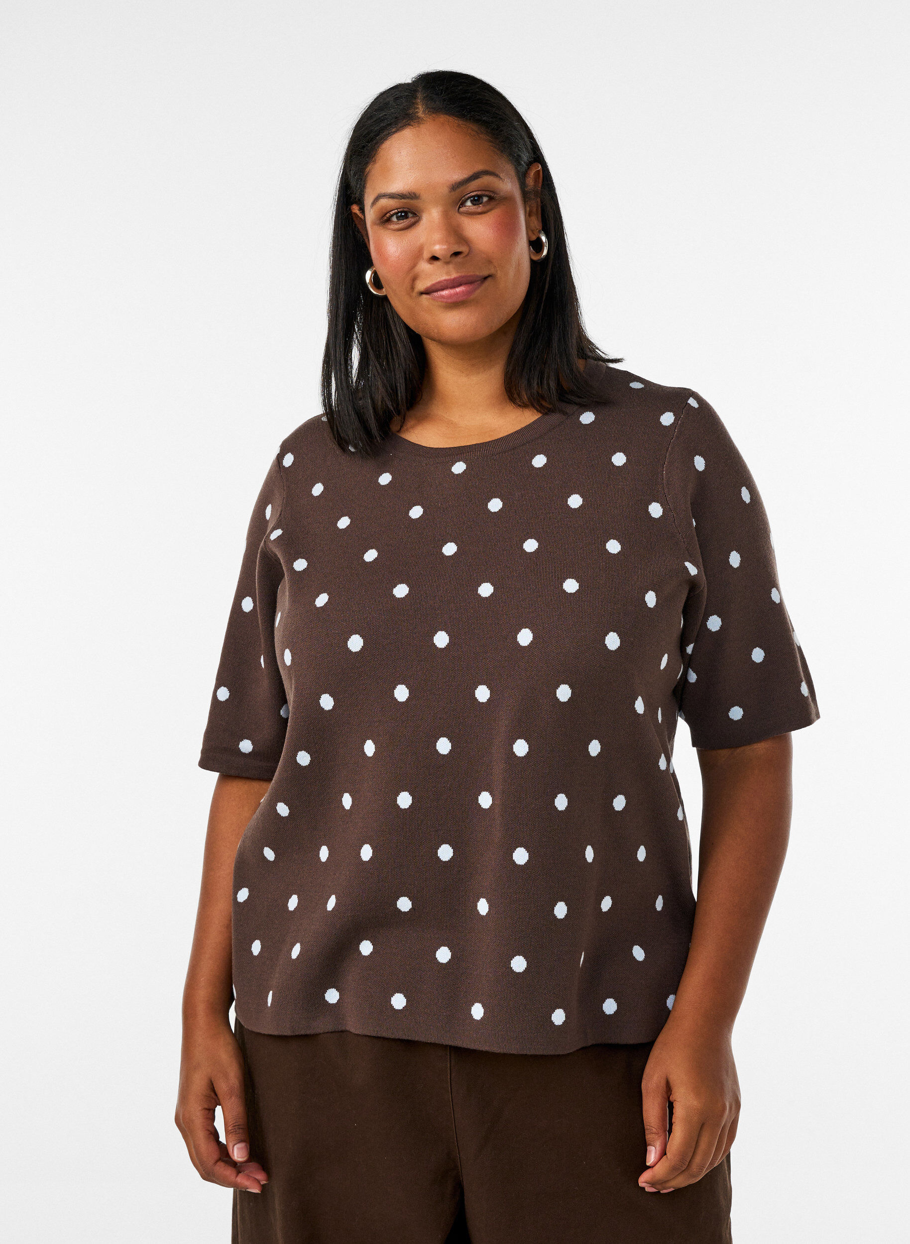 Short-sleeved knitted blouse with polka dots, Brown, Model