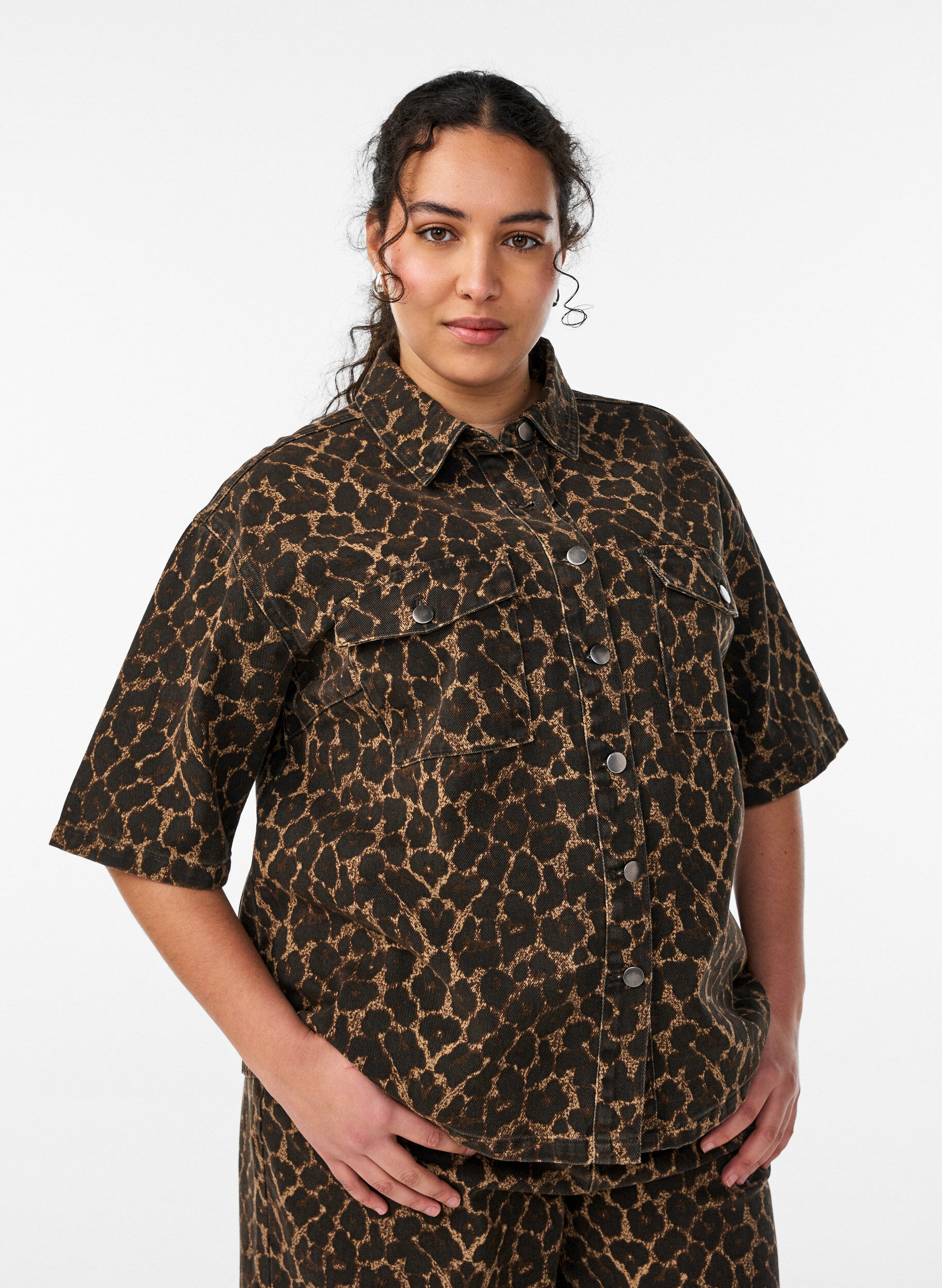 Denim shirt with leopard print and short sleeves, Brown, Model