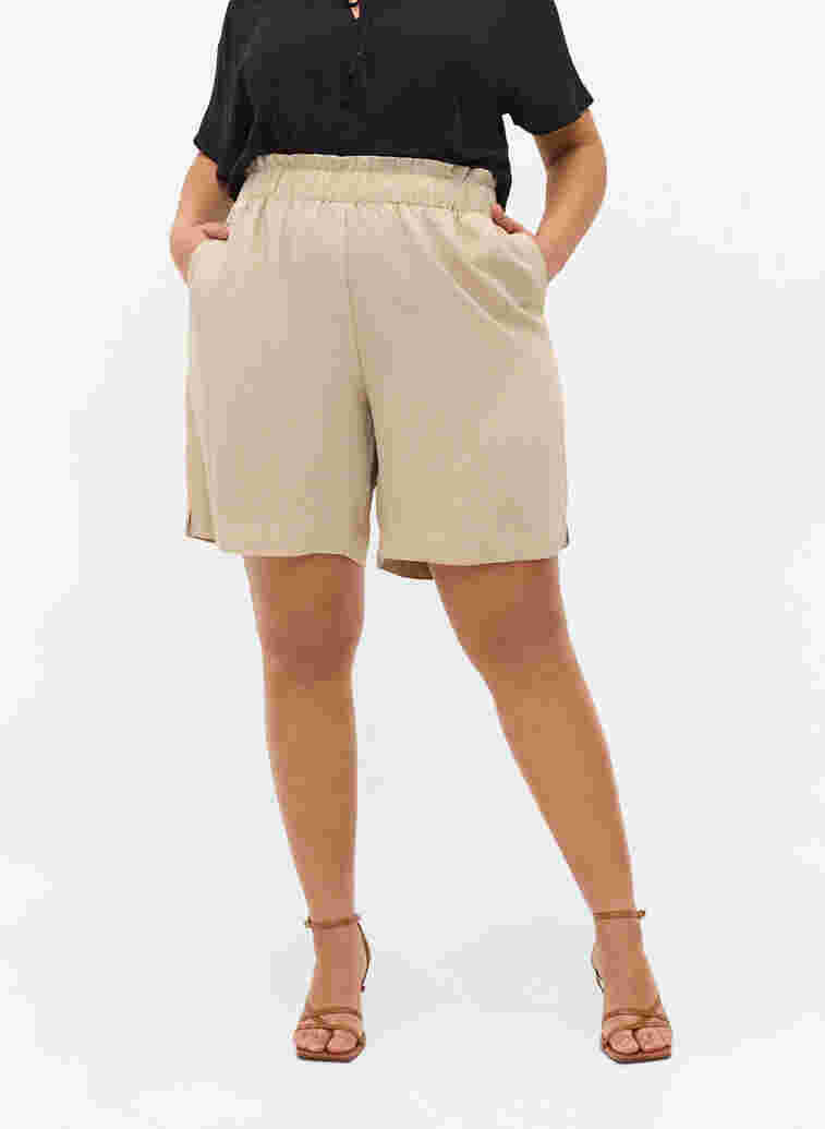 Loose viscose shorts, Oxford Tan, Model image number 3