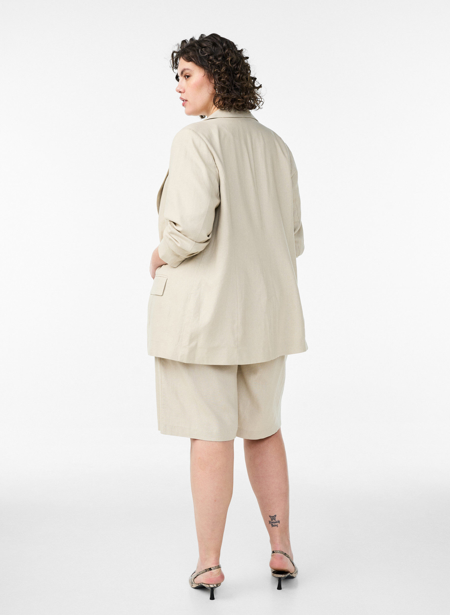 Zizzifashion High-waisted Bermuda shorts in linen and viscose, Beige, Model image number 2