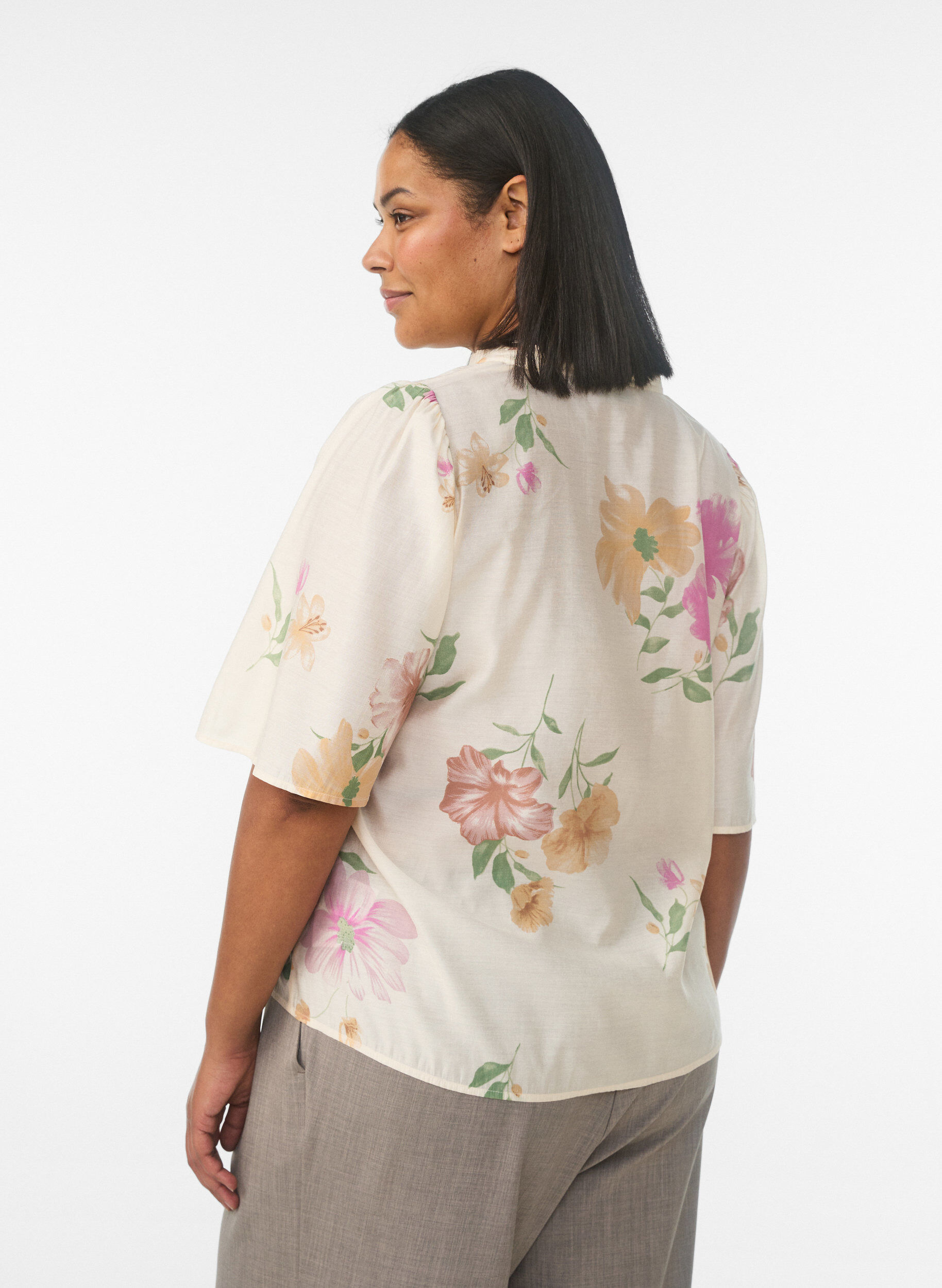 Zizzifashion Floral blouse with a ruffle collar and 1/2 sleeves, Beige, Model image number 2
