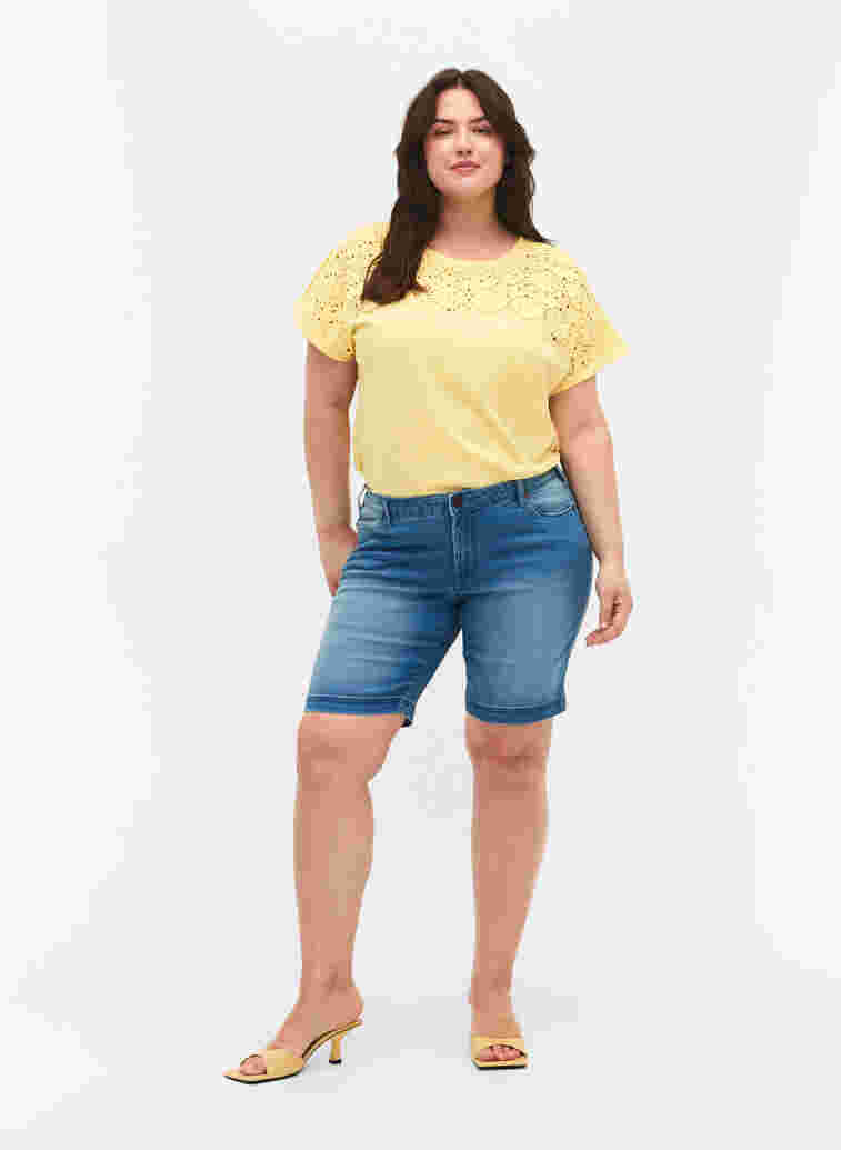 Slim fit Emily short with a regular waist, Light blue denim, Model image number 2