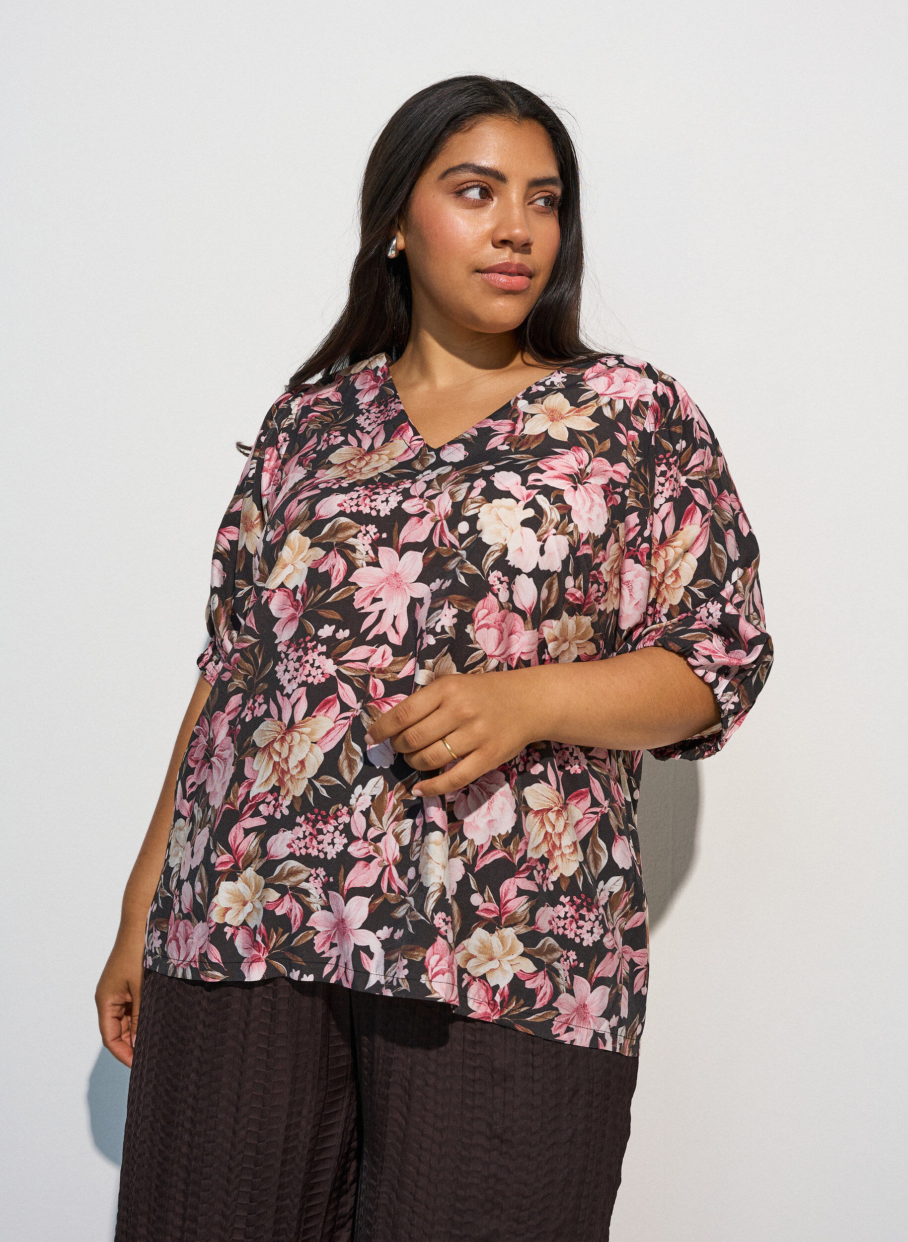 Viscose blouse with V-neck, Rose, Model