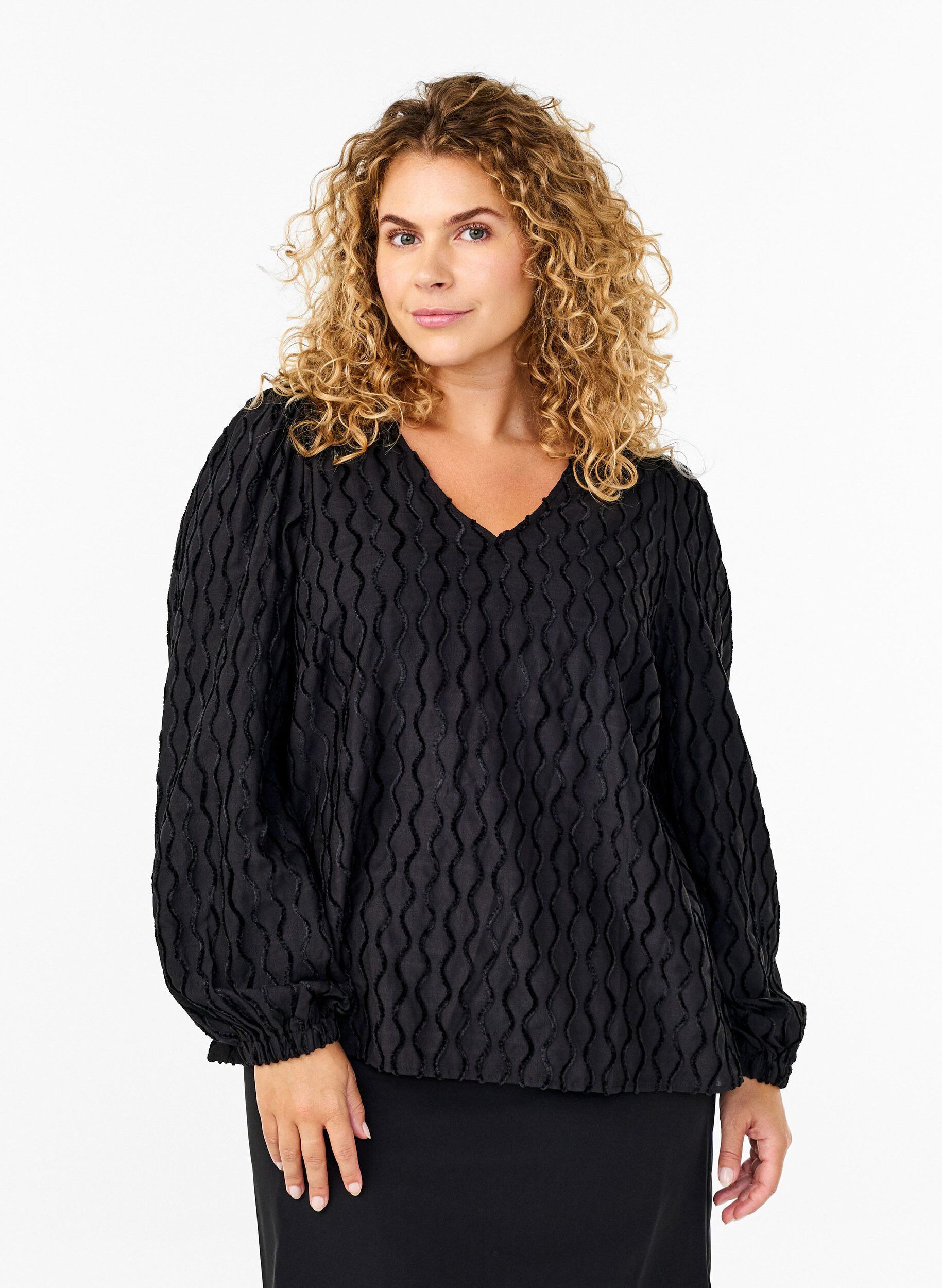 Zizzifashion Long-sleeved patterned blouse with a V-neck, Black, Model image number 0