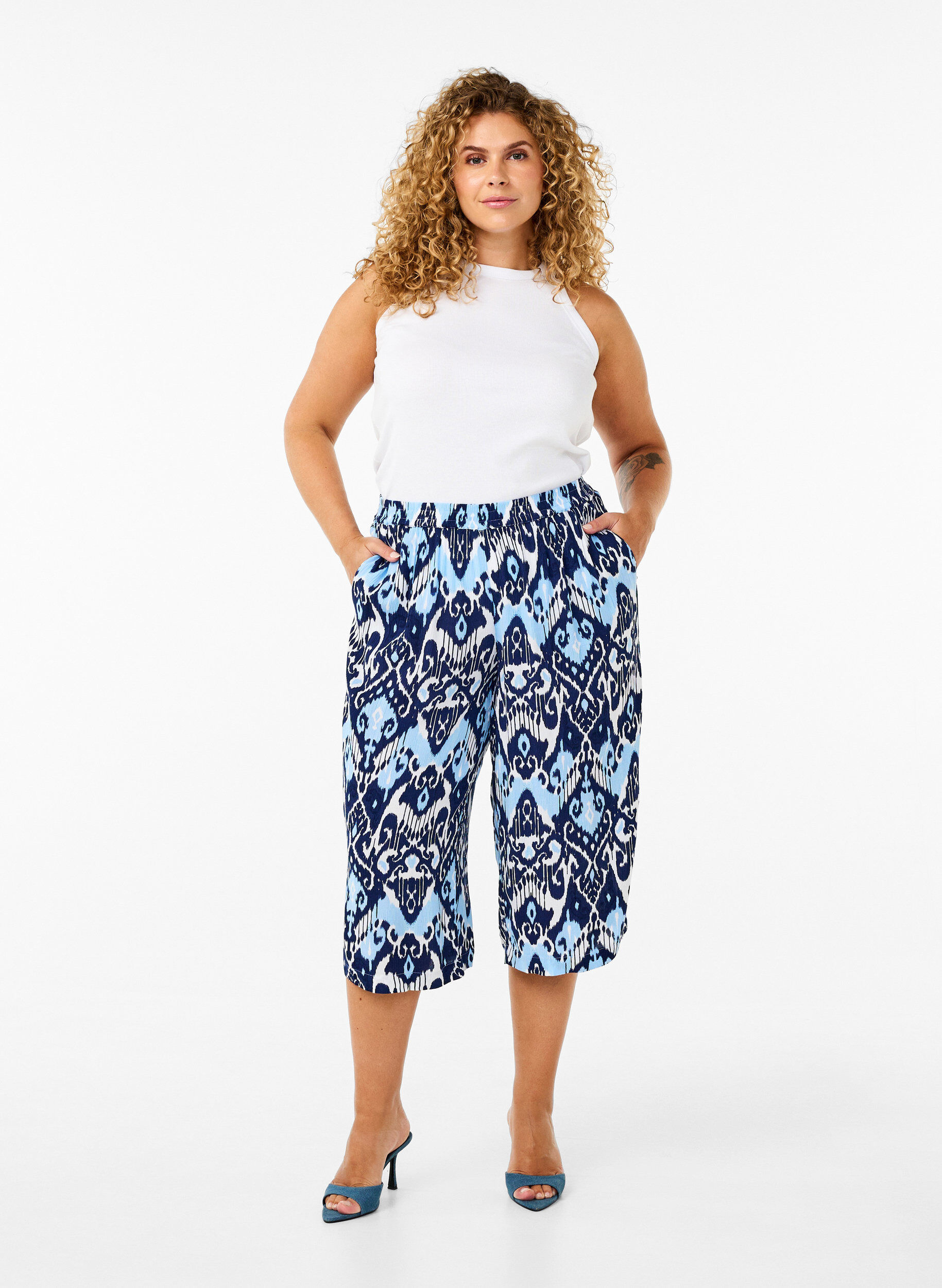 Zizzifashion Viscose culotte trousers with print, Blue Ethnic AOP, Model image number 3