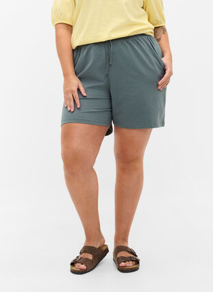 Cotton shorts with pockets, Balsam Green Solid, Model image number 2