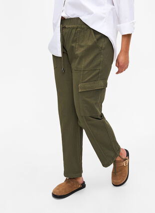 Loose cargo trousers in cotton, Ivy Green, Model image number 2