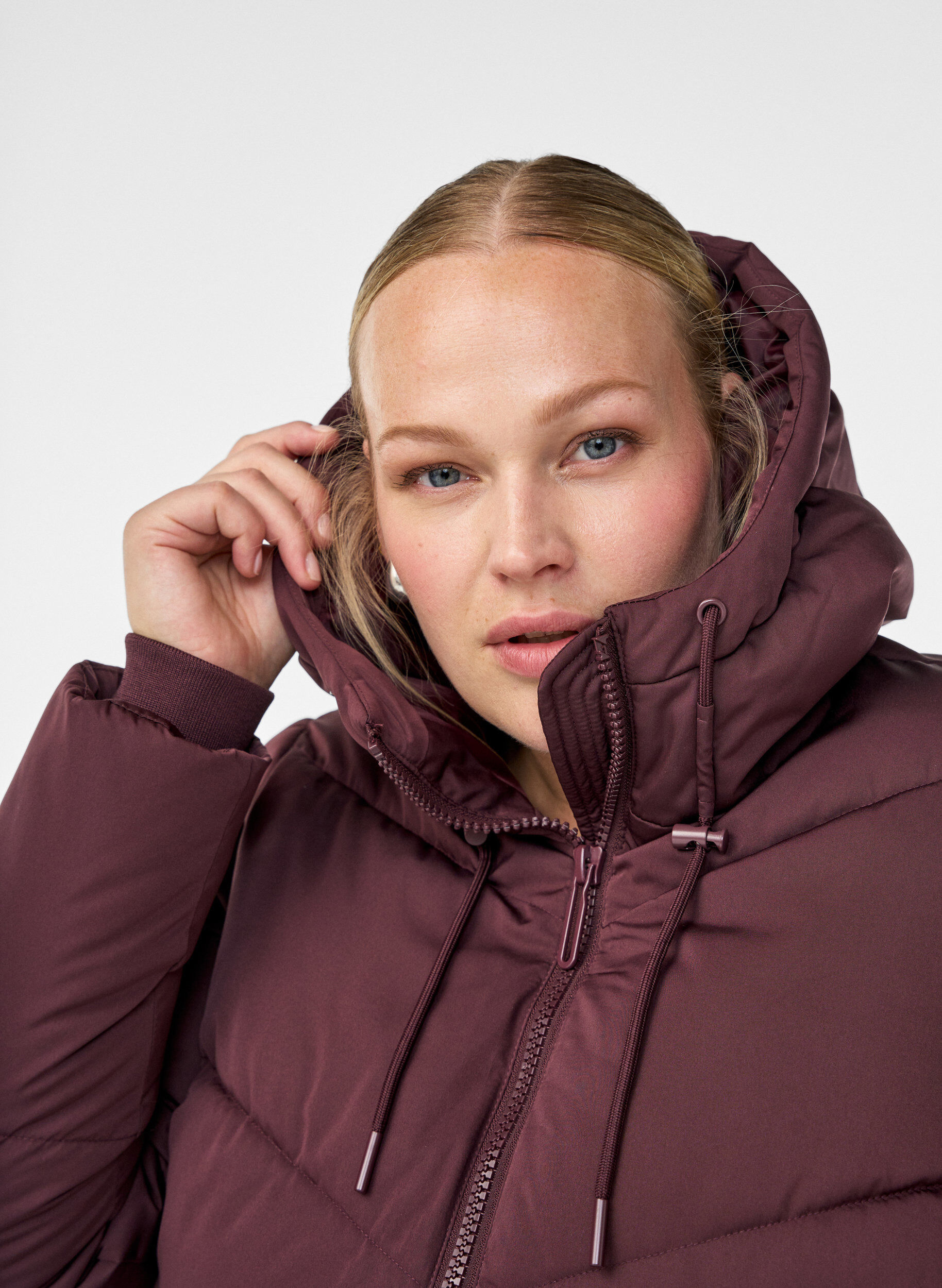 Zizzifashion Long puffer coat with hood and pockets, Dark Bordeaux, Model image number 2