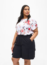 High-waisted Shorts with cargo pockets, Black, Model