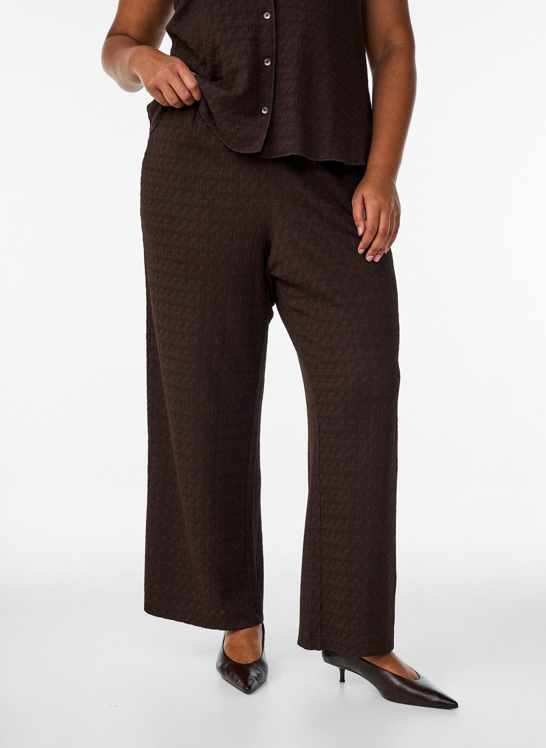 Zizzifashion Trousers with a wavy texture, Brown, Model image number 3
