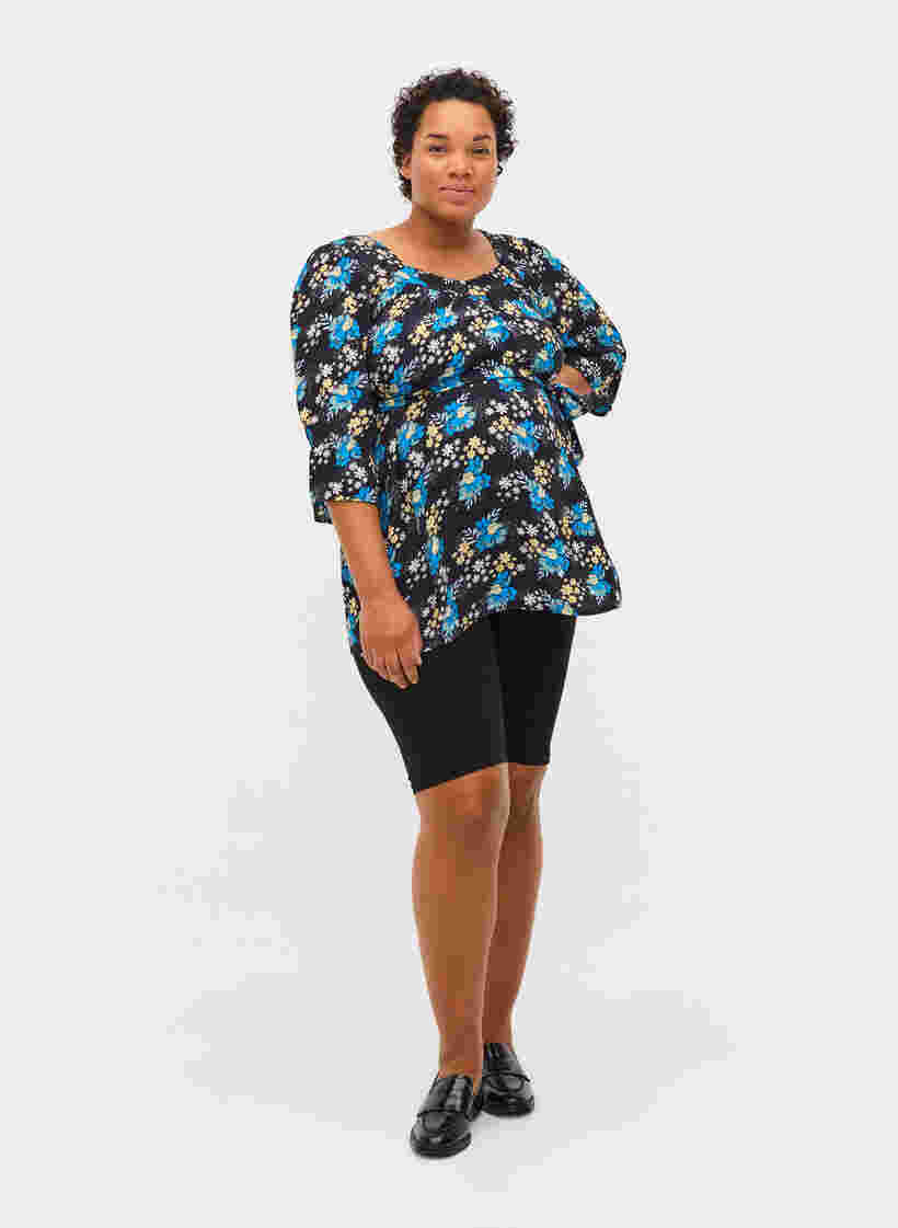 Close-fitting maternity shorts, Black, Model image number 2