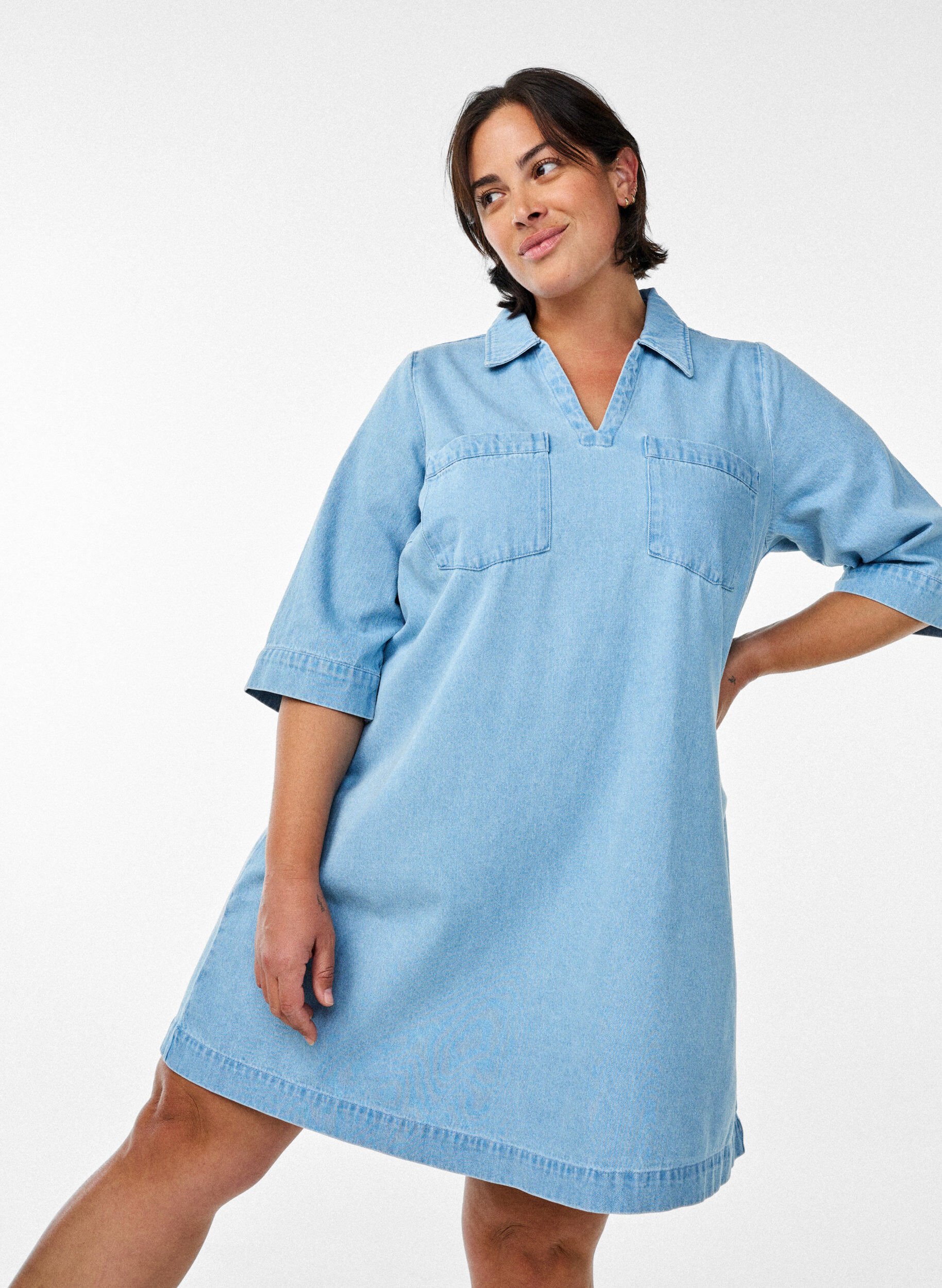 Zizzifashion Short denim dress with a collar and V-neck, Light Blue, Image image number 0
