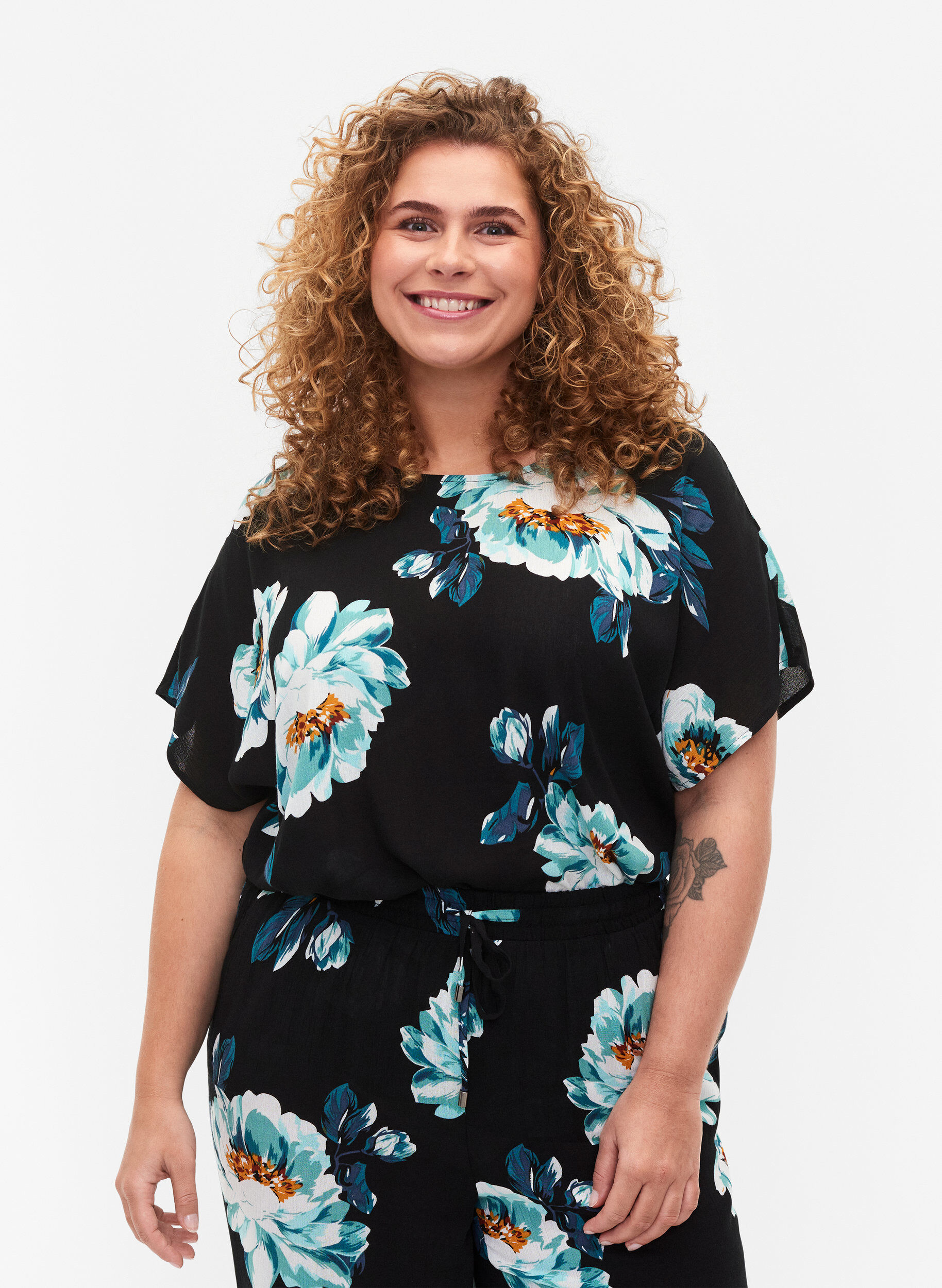 Zizzifashion Short-sleeved viscose blouse with a floral print, Black Big Flower, Model image number 0