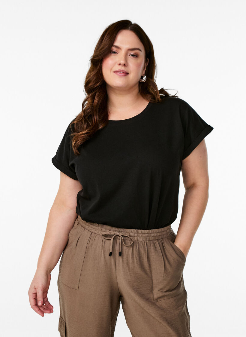 Short-sleeved t-shirt in a cotton blend, Black, Model image number 0