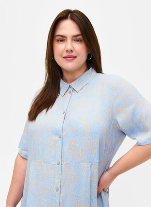 Viscose shirt dress with print, Small Dot AOP, Model image number 2