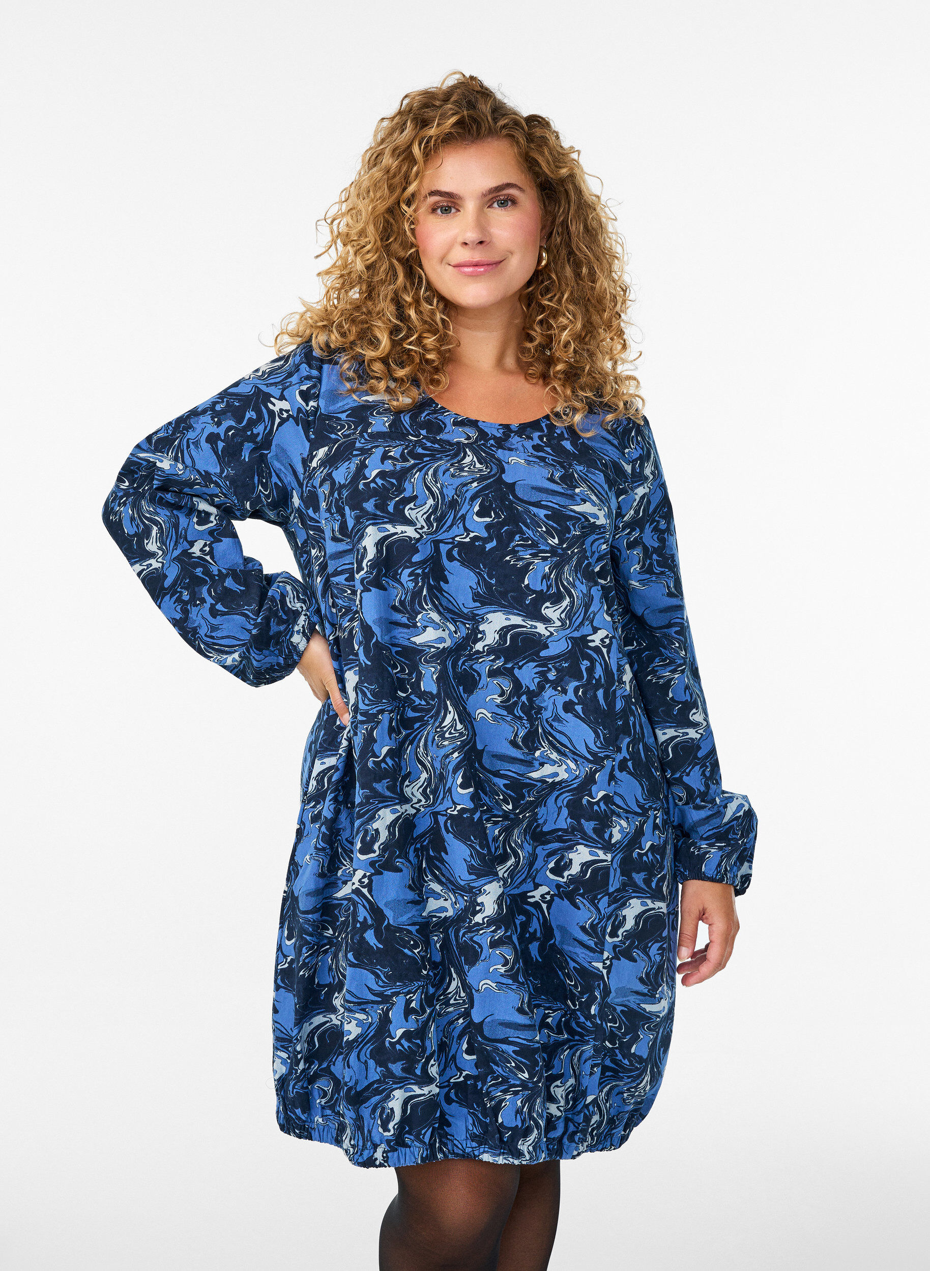 Short cotton dress with an elasticated hem and long sleeves, Blue, Model