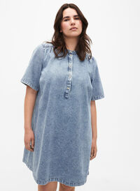 Short sleeve denim dress with an a-line cut, Blue denim, Model