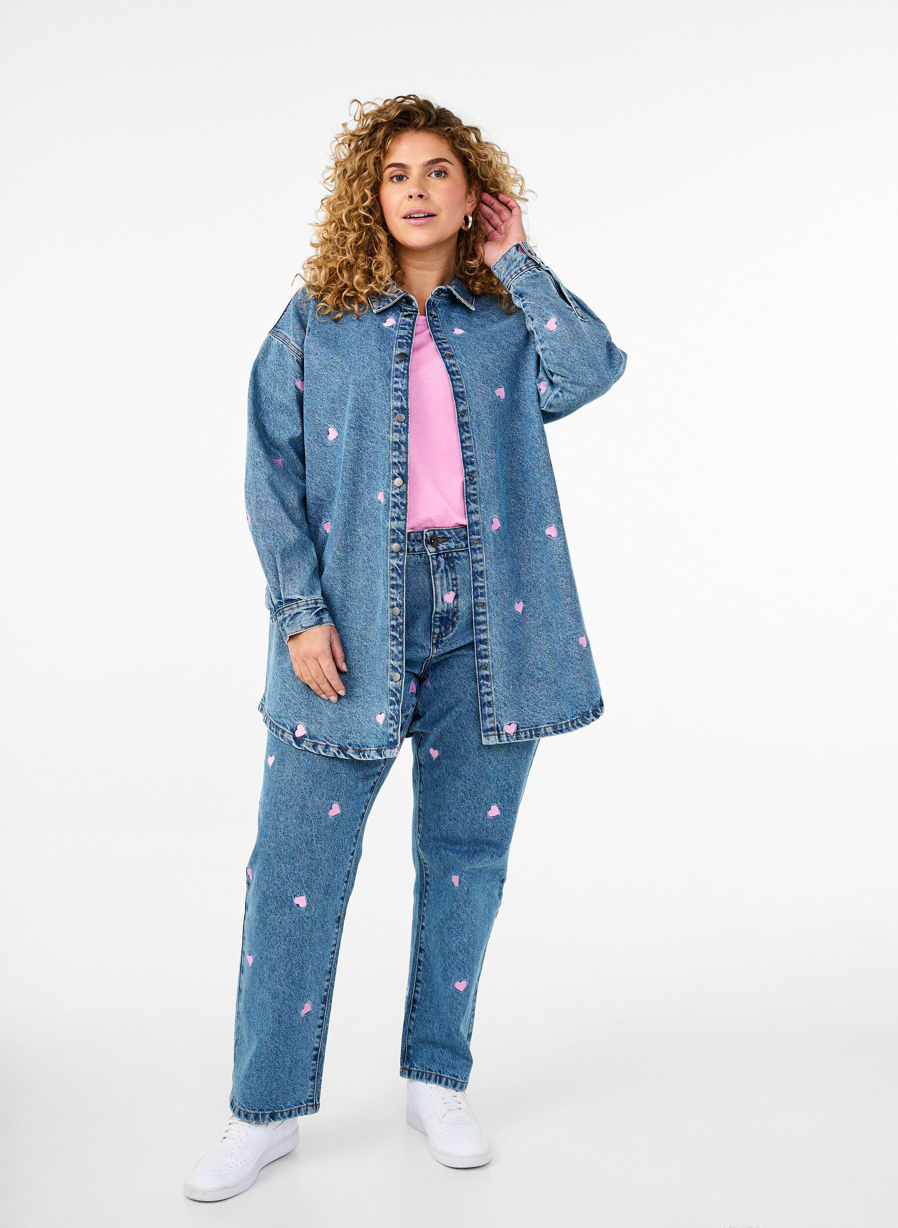 Zizzifashion Loose denim shirt with embroidered hearts, Light Blue Heart, Model image number 2
